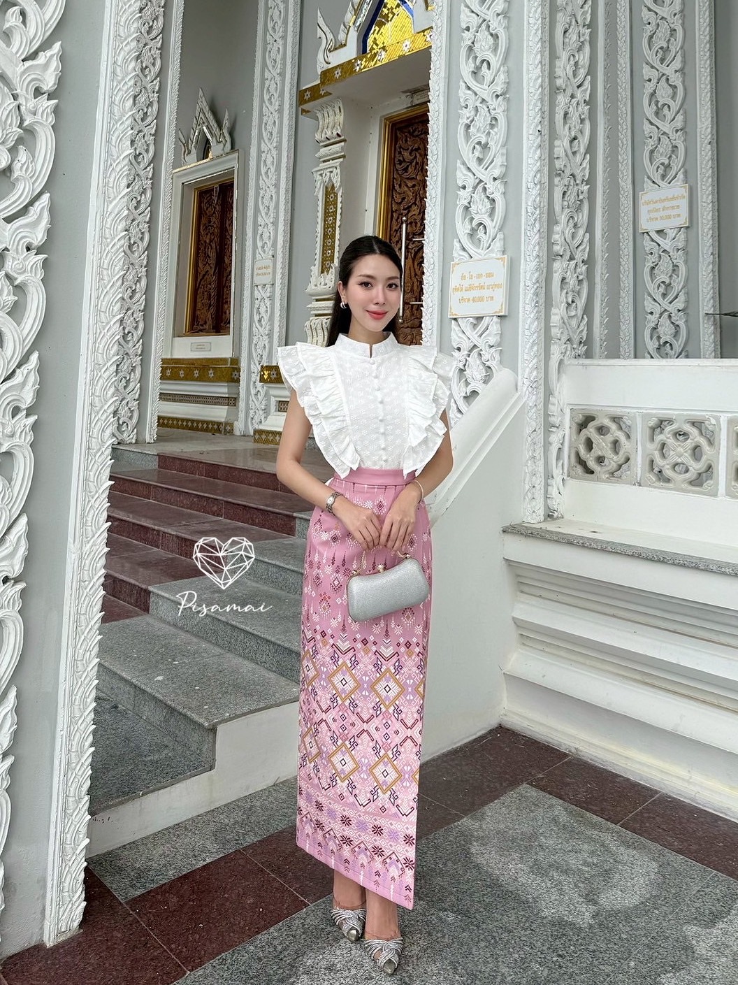 เซ็ตเสื้อแขนสั้นสีขาวตรงตั้งแต่งลูกไม้ฉลุชุดไทย มาคู่กับกระโปรงผ้าถุงสีครีมลายนก เรียบ หรู ดูแพง ใส่vacayถ่ายรูปกับแก๊งค์เพื่อนๆไม่มีผิดหวังเลยค่า ห้ามพลาดเลยน้าตัวนี้ !