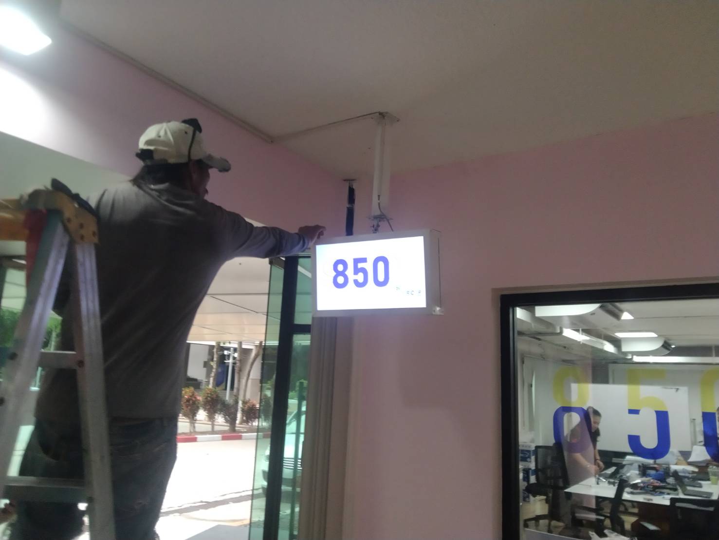 อักษรไฟและกล่องป้ายไฟ