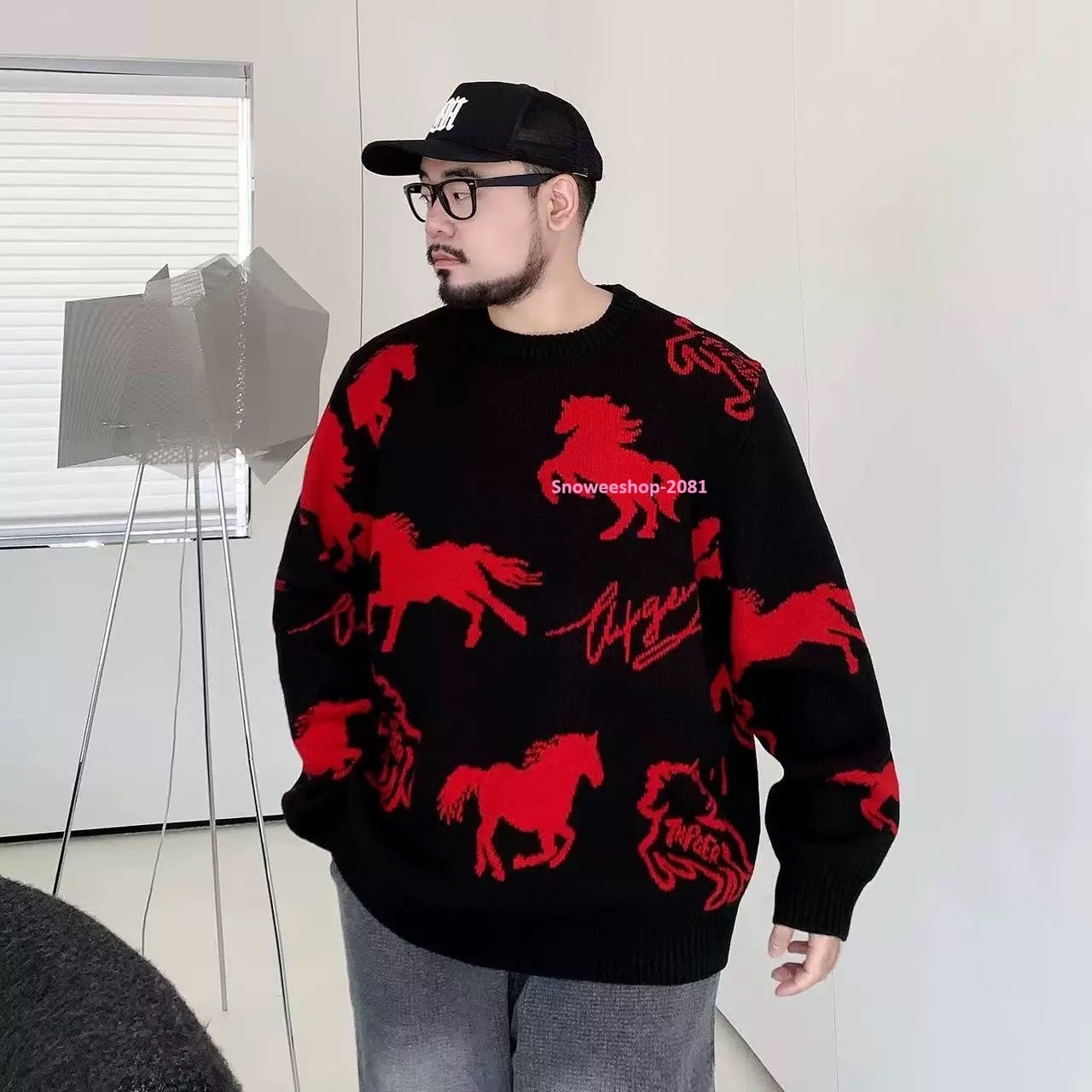 ลายม้าเท่เกินต้าน! ใส่แล้วดูแพงแบบโอปป้า เสื้อสเวตเตอร์คอกลมสไตล์เกาหลี ใส่ได้ทั้งชาย-หญิง ดีไซน์เรียบแต่ดูมีคลาส หนา อุ่น ใส่สบายสุด ๆ ใส่เที่ยวต่างประเทศก็เอาอยู่ ขนาดใหญ่พิเศษ 2XL – 8XL (ถึงอก 58") มีให้เลือก 2 สีเท่ๆ — ดำ / แดง