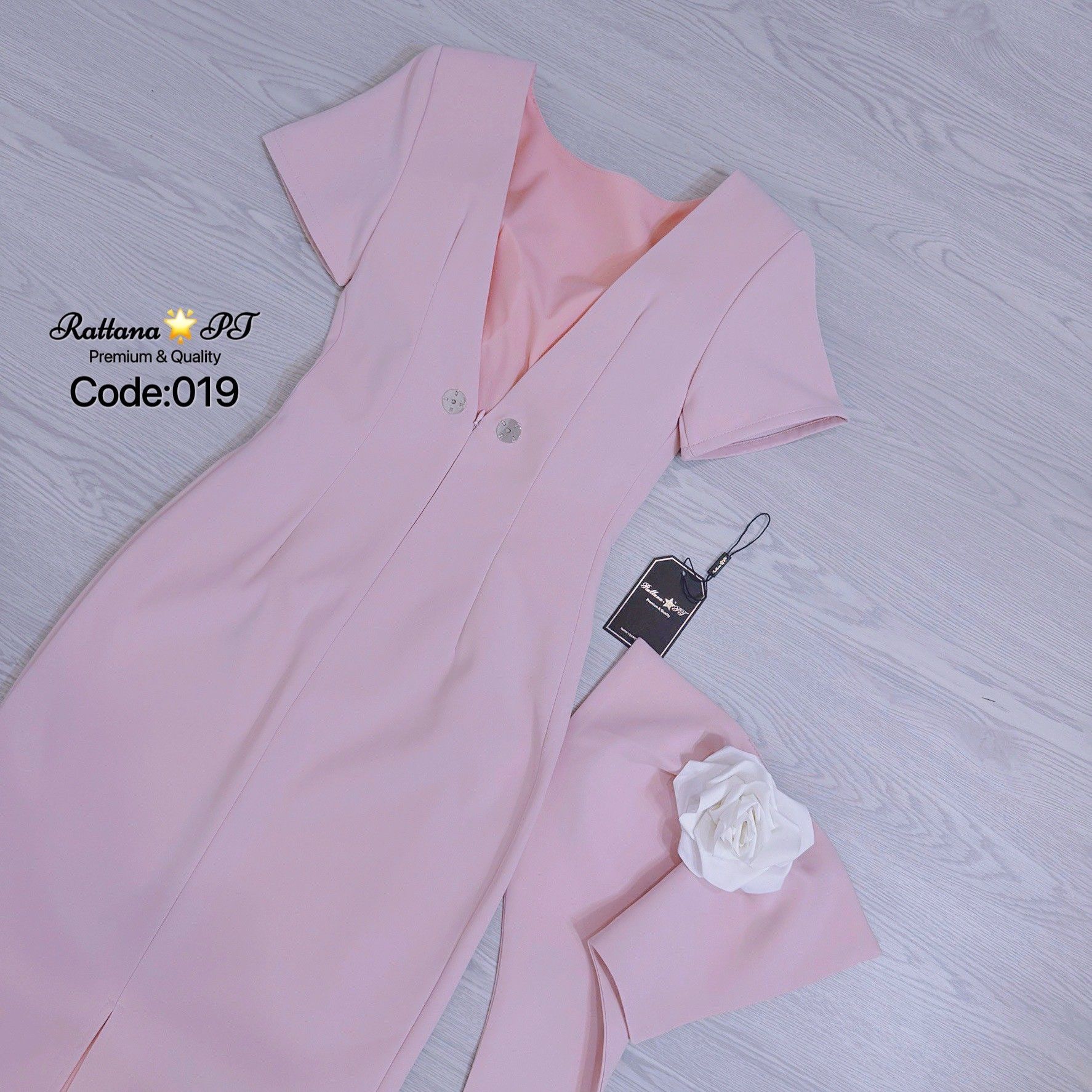 เดรส ทรงสวยมาก มีดีเทลโบหลังแต่งแต่งด้วยเข็มกลัดกุหลาบแดง สามารถถอดออกได้ น่ารักสุด สวยลงตัว หรูหรามาก ชุดมีซับในอย่างดี หน้าอกมีฟองน้ำ มีซิบด้านหลัง ด้านหลังมีผ่ากระโปรงให้ดูสวย เดินง่าย ใส่เที่ยว ออกงาน ดินเนอร์ งานแต่ง ปาตี้กับเพื่อน ปัง ปัง ปัง ช้าไม่