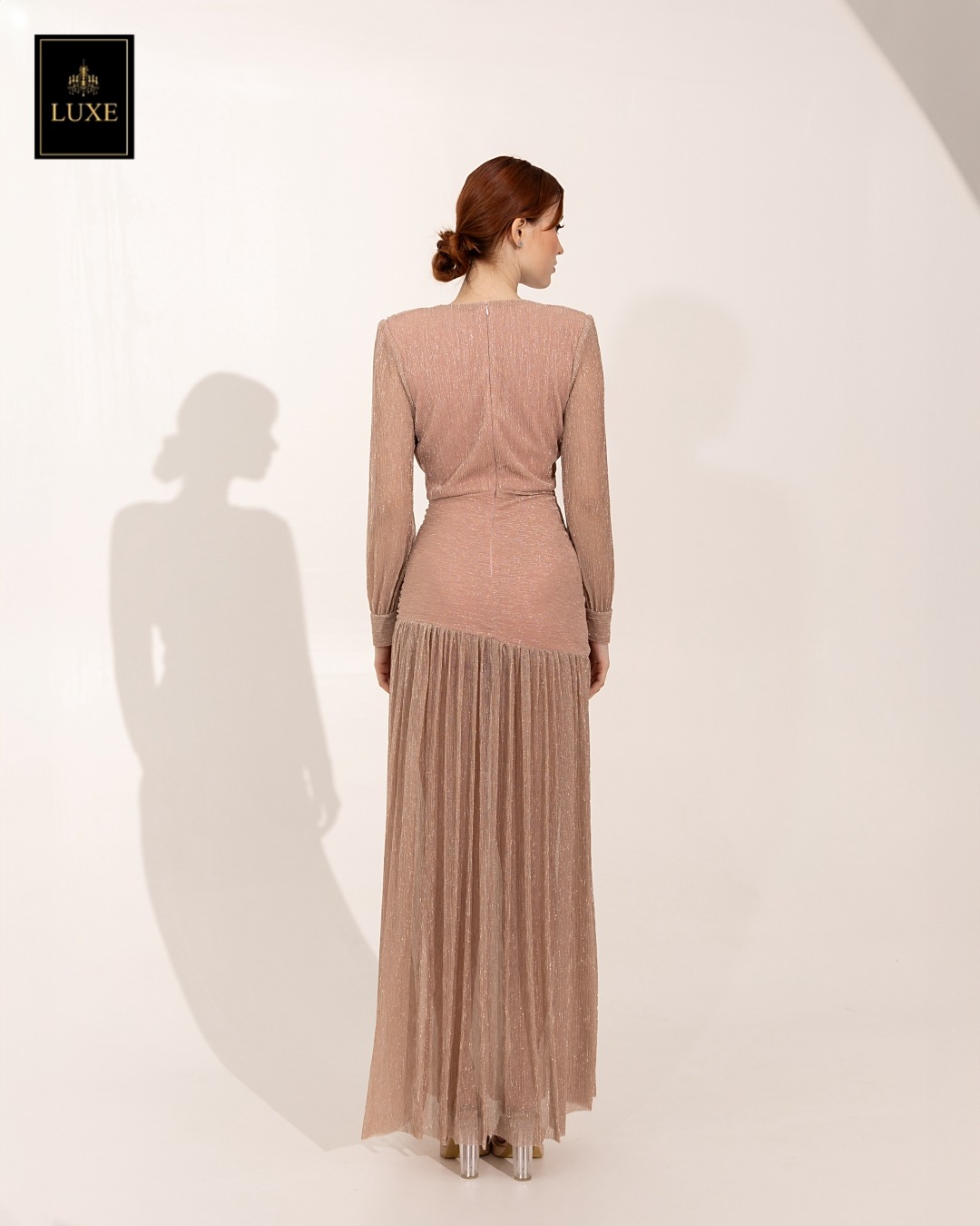 Label : LUXE แม็กซี่เดรสเสื้อคอวีป้าย แขนยาวเสริมไหล่ กระโปรงจับเดรปย่นเข้ารูปตรงสะโพก ต่อชายกระโปรงบาน ผ่าหน้าขา ทำจากผ้าราเม่อัดพลีทผสมดิ้นเมทัลลิก ผ้านุ่ม ยืดหยุ่น ใส่สบาย เล่นแสงสวย มีซิปซ่อนและซับในเต็มตัวค่ะ