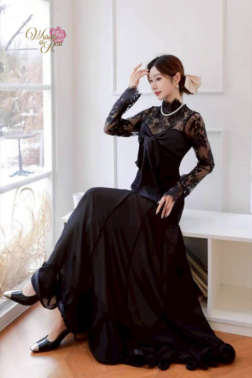 Maxi Dressแขนยาวแต่งด้วยผ้าลูกไม้สืดำเนื้อผ้าอย่างดีเคสติ้งเนี๊ยบตรงอกประดับด้วยโบว์ใหญ่ไฮโซมากแม๊ขอแนะนำเลย รับรองใส่ออกมาไม่ผิดหวัง บอกเลยห้ามพลาดเด็ดขาดงานดีงานสวยจริงต้อง Widelia @ Real