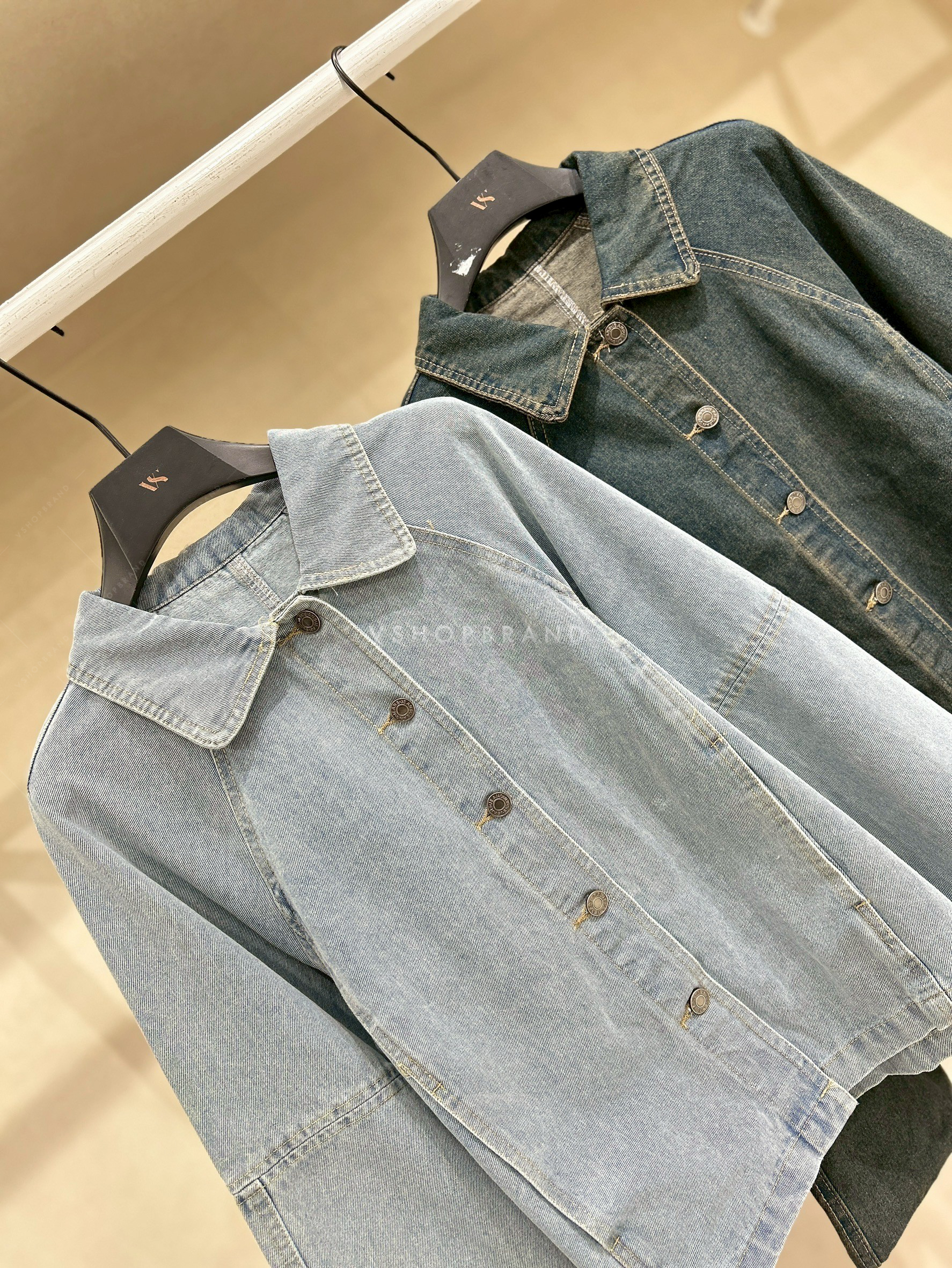 เสื้อยีนส์แขนยาวแขนแต่งเส้นหน้า