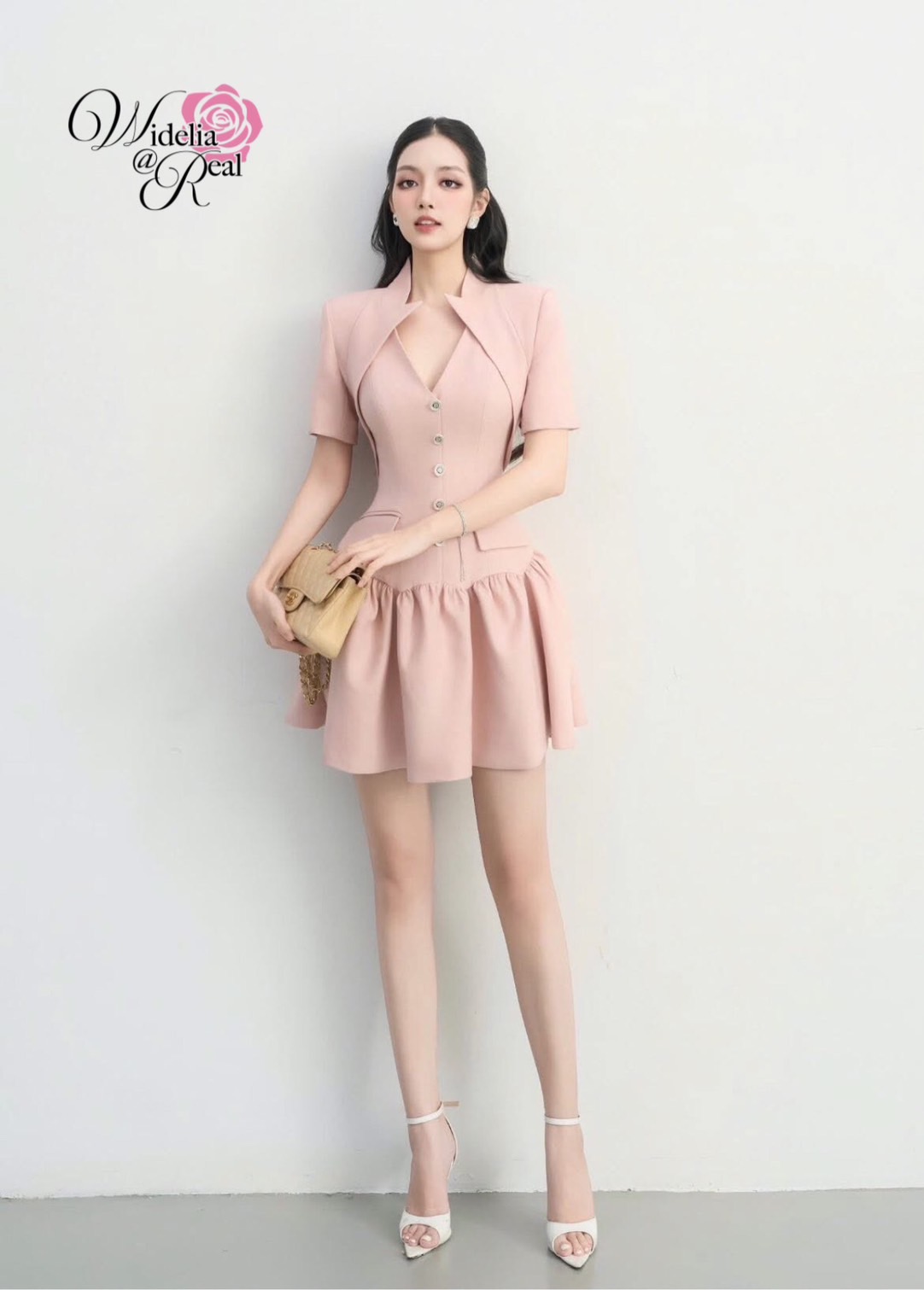 Dress เดรสแขนสั้น คอวี แต่งกระดุมหน้า ซิปหลัง กระโปรงเย็บระบาย งานเนื้อผ้าอย่างดีมีน้ำหนัก ผ้าเรียบสีชมพู ชุดนี้งานสวยทรงเป๊ะ คัตติ้งเนี๊ยบมาก แนะนำเลย รับรองใส่ออกมาไม่ผิดหวังการันตีให้เลย บอกเลยห้ามพลาดเด็ดขาด งานดีงานสวยแน่นอน