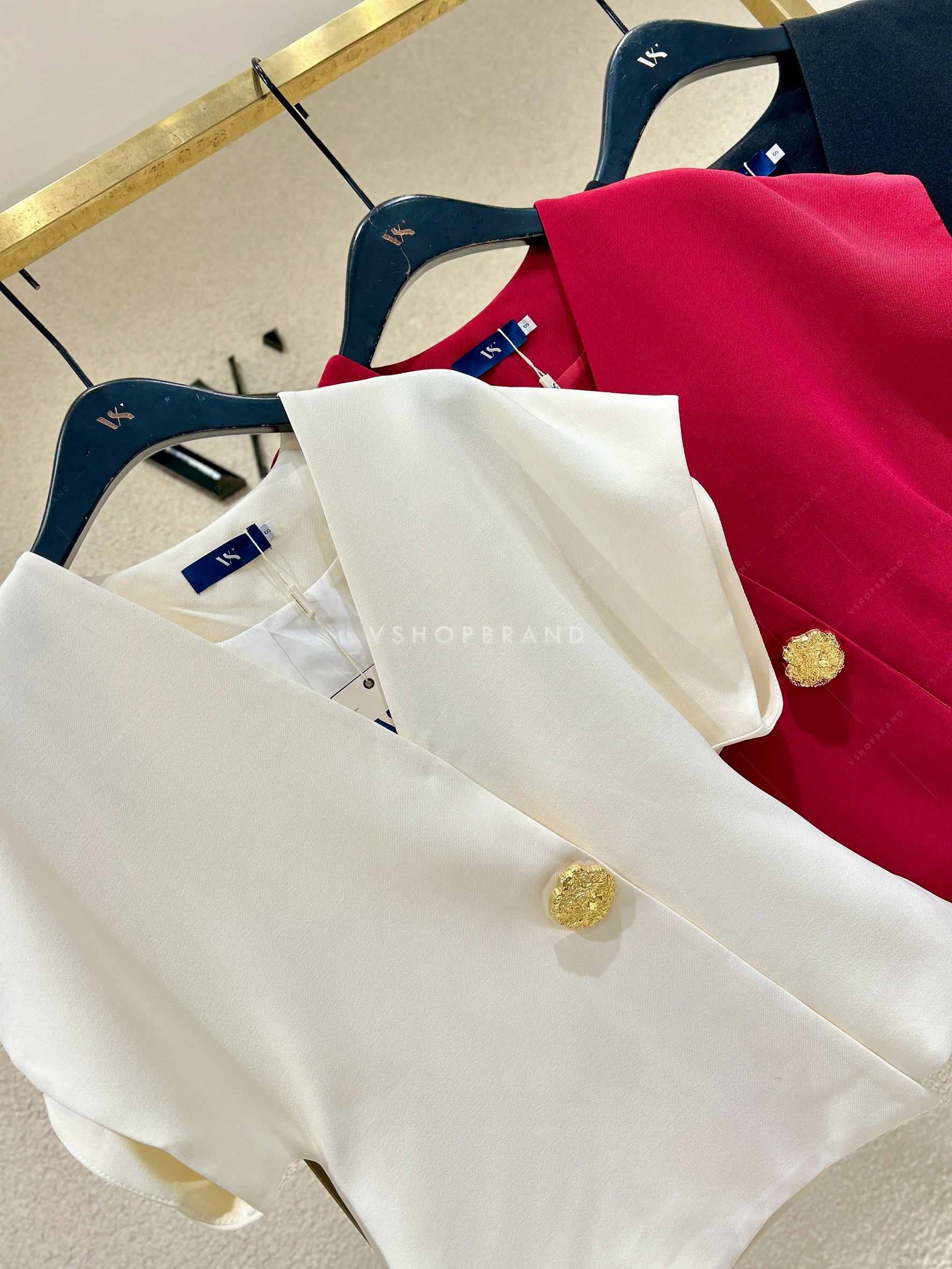 เสื้อแขนทรงแขนไหล่ล้ำกระดุมทอง