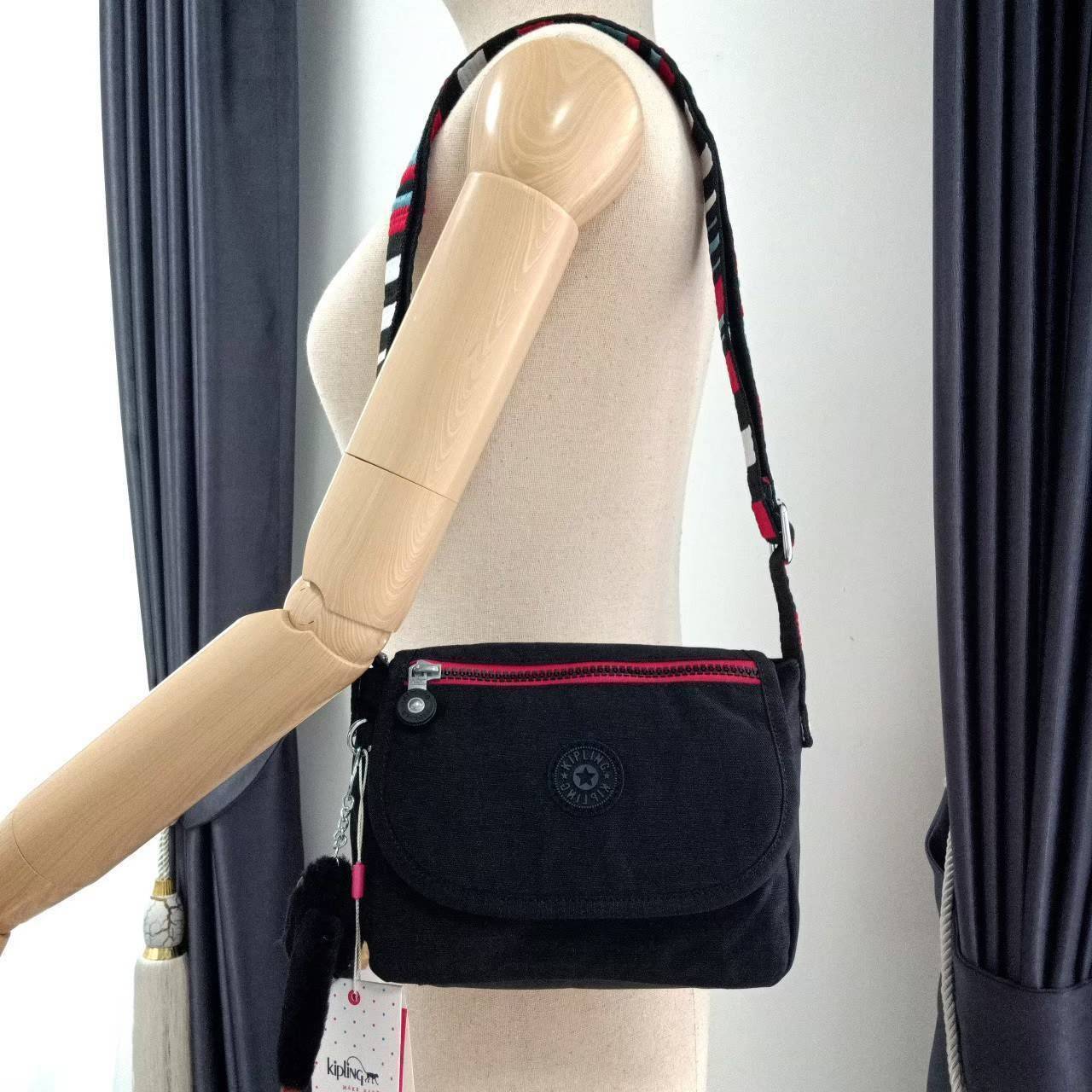 กระเป๋าสะพายไฮโซเท่ห์ๆ เก๋ๆ แบรนด์เนมคิปลิ้งค์สีดำ สีเทา สีแดง KIPLING SABIAN CROSSBODY MINI BAG