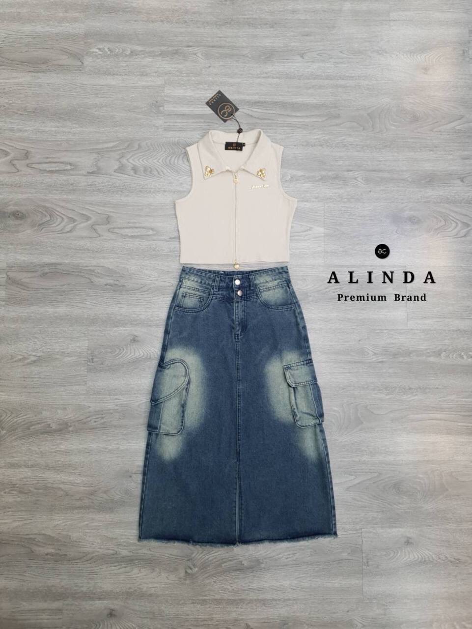 ชุดเซ็ทงานตามหาเข้าแล้วนะคะ มันสวย มันจึ้งงมากค่ะชุดนี้ ตัวเสื้อเป็นเสื้อแขนกุดคอปกสีครีม ทรงครอป ซิปหน้ารูดได้ 2 ทาง จะใส่แบบเรียบร้อยดูน่ารักๆ หรือจะรูดขึ้นเพิ่มความเซ็กซี่ก็ได้หมด หัวซิปเป็นอะไหล่รูปหัวใจน่าร๊ากก ยังแต่งอะไหล่ช่วงคอปกเป็นน้องโบว์และหัว