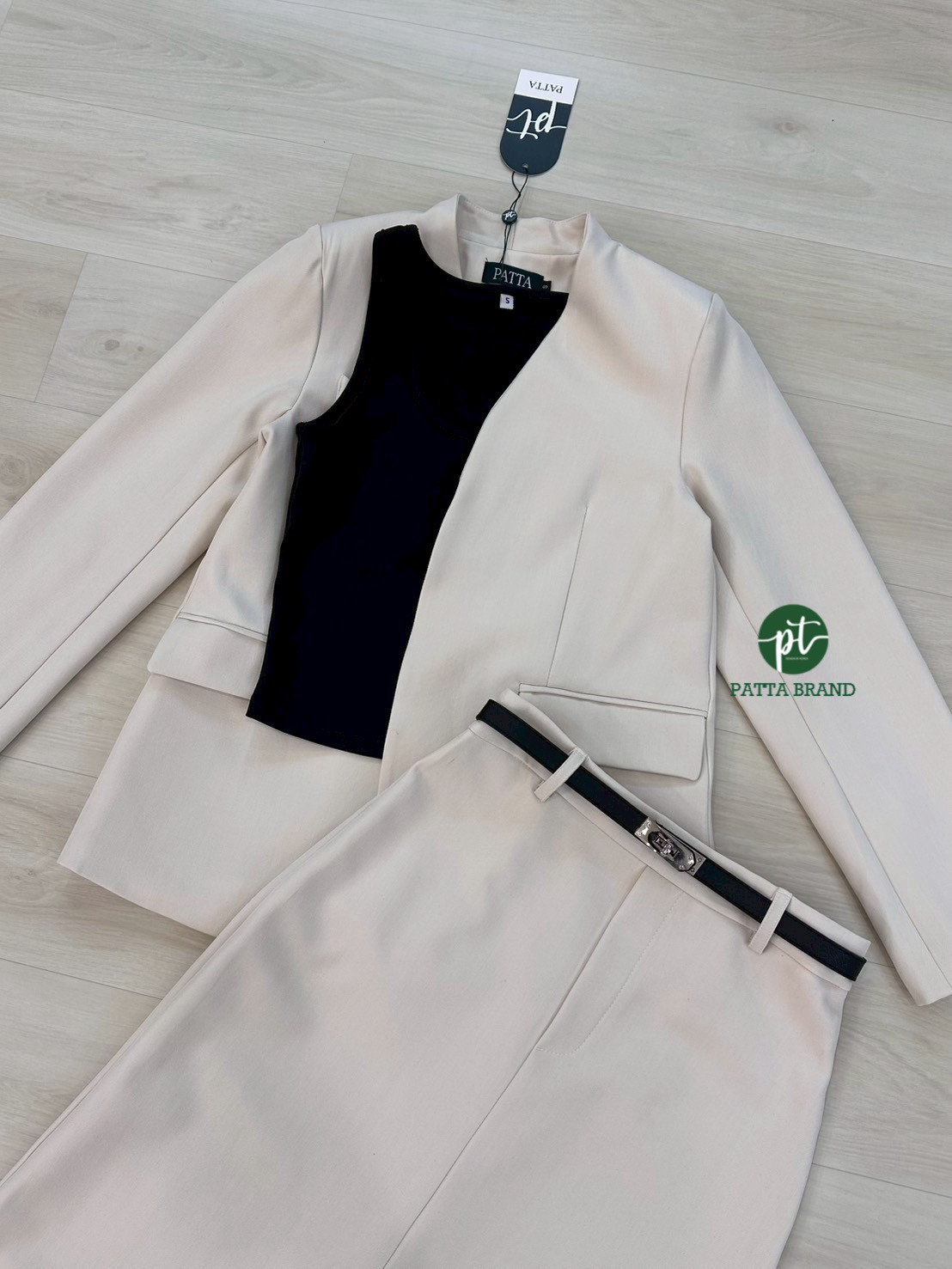 Set 3ชิ้น สุดคุ้ม เสื้อคลุมเบเซอร์แขนยาว สีครีม กระเป๋าหน้าใช้งานได้จริง มาพร้อมเสื้อกล้ามสีดำ คอกลมตัวใน เนื้อผ้ายืดหยุ่นได้ตามตัว แมทซ์กับกระโปรงยาวทรงสอบสีครีม ดีเทลแต่งผ่าหลังยาว (ซิปหลัง)