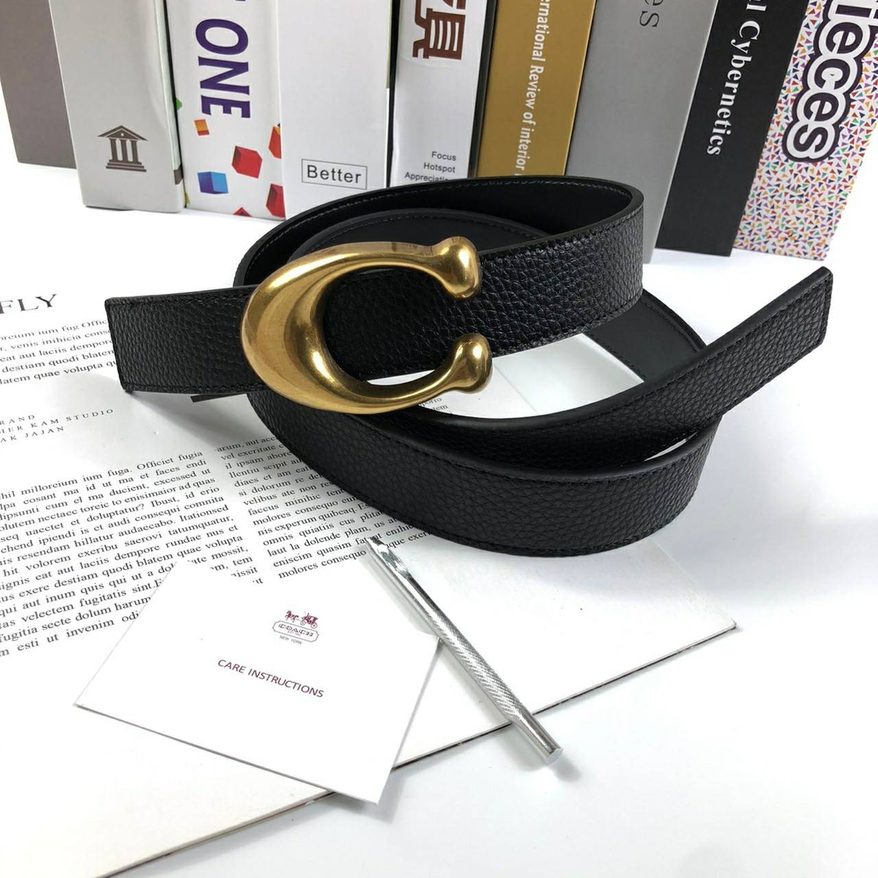 เข็มขัดผู้หญิงแบรนด์เนมโค้ช Coach belt for women ไฮโซเรียบหรูดูแพง-สีดำอะไหล่ทอง