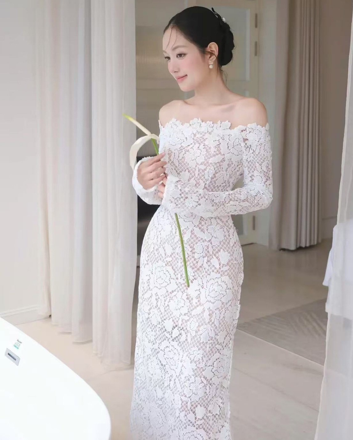 เดรสปาดไหล่ลูกไม้ตัวยาวเรียบ หรู ดูแพง เป็น everydaylook ได้ทุกวัน ราคานี้มือต้องไวเลยค่า รุ่นนี้ใส่สวย ห้ามพลาดเลยค่า
