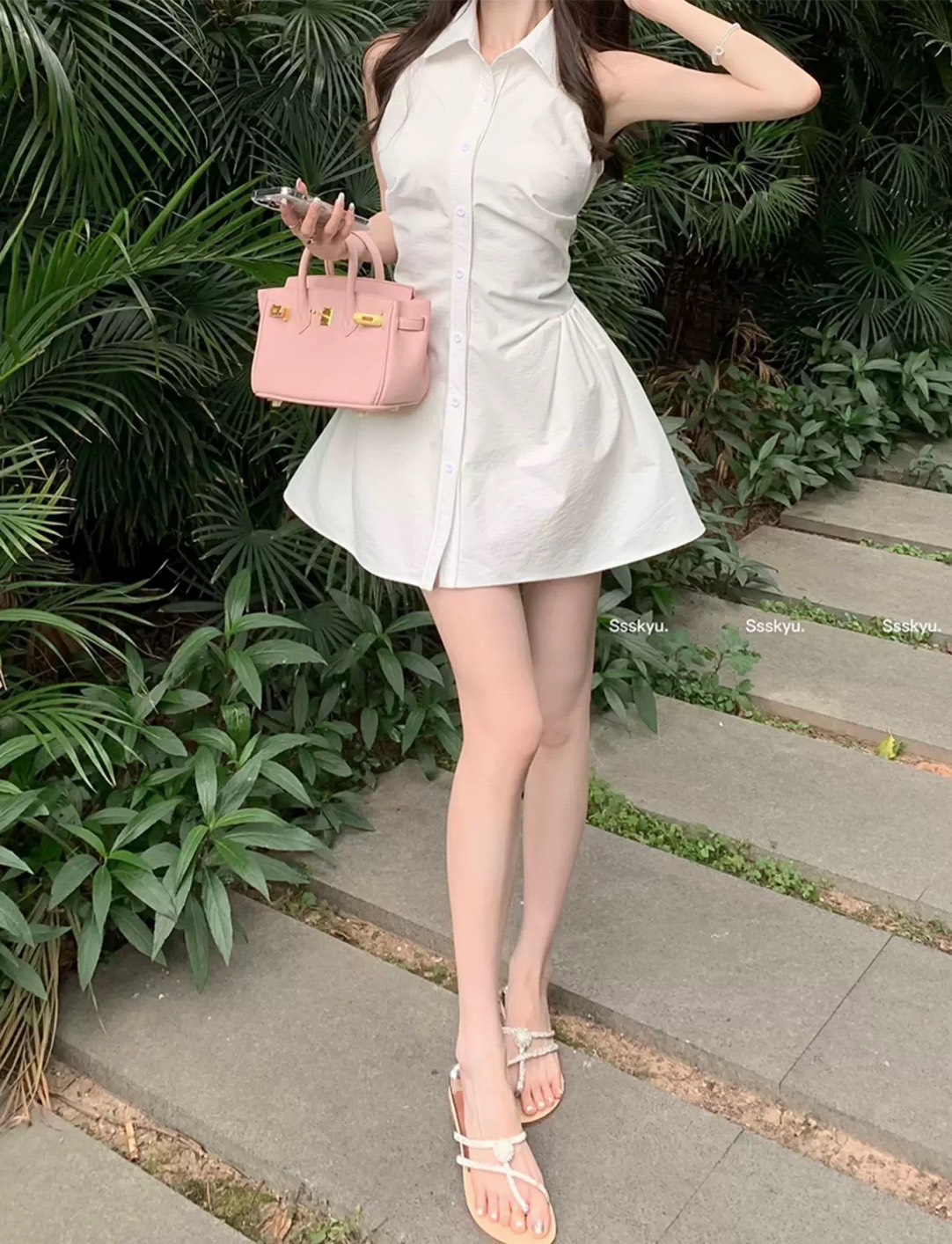 เซต3ชิ้น.. สีขาวแบบฉบับผู้ดี เสื้อคอปกกระดุมหน้า ดีเทลเก๋ทั้งตัว ดีเทลเสื้อหน้าสั้น ด้านหลังยาว เนื้อผ้านิ่มรีดง่าย สวมใส่สบาย ++กางเกงขาสั้นเนื้อผ้าและสีเดียวกัน ซับในอย่างดีทั้งตัว มีกระเป๋าใช้งานได้จริง ซิปหลัง ++กระเป๋าทรงดอกไม้สีทอง สวยหรูมากๆคะ