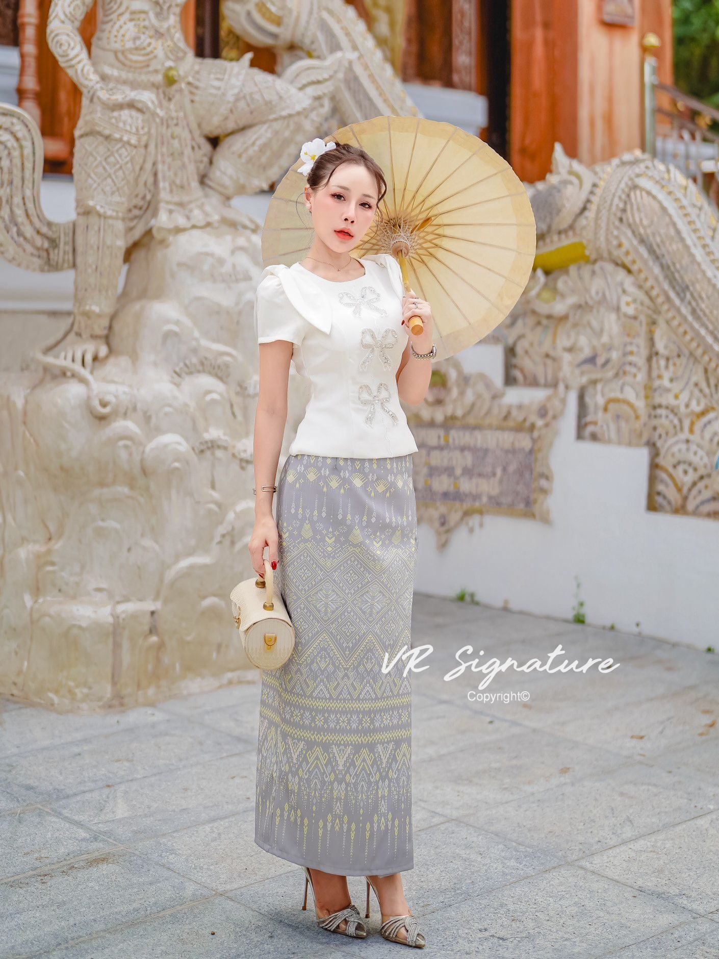 Set เสื้อแขนสั้นแต่งโบว์ ด้านหน้าแต่งโบว์ปักเลื่อมเรียงสวยมากค่ะ มีฟองน้ำจัดทรงให้ด้วยค่ะ ชายเสื้อบานเล็กน้อย แมทช์กับกระโปรงยาวทรงพับจีบทบด้านข้าง เนื้อผ้าพิมพ์ลายไทย มี texture สวยมากค่ะ มีซับใน สามารถใส่แยกกับชุดอื่นได้อีกเยอะเลยค่ะ ต้องจัดนะค่