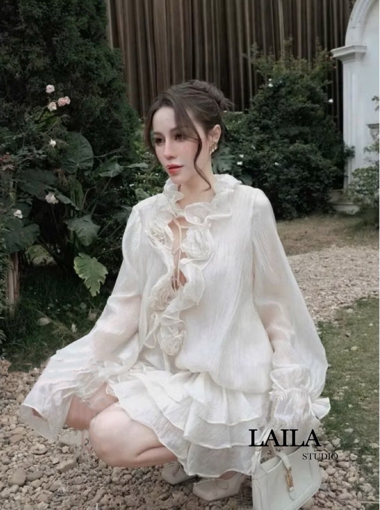 Tag: LAILA Detail: งานมินิเดรสแขนยาวแต่งระบายๆช่วงอกแต่งเชือกสานด้านหน้าพร้อมเข็มกลัดดอกไม้ ตัวแขนแต่งพองๆปลายกระดิ่งสวยๆ มาในโทนสีครึม/ดำ ตัวเดรสเป็นงายผ้าชีฟองเบาสบาย ดีไซน์แต่งชั้นๆช่วงปลายเดรส ลุคสวยสไตล์สาวเวียดนามสุดๆค่า **งานแฟชั่นนำเข้าby laila**