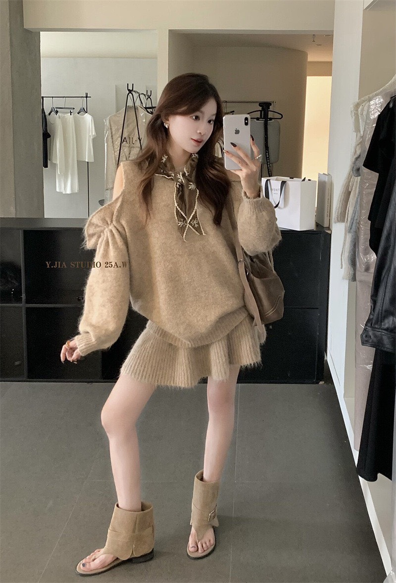 เซท2 ชิ้น เนื้อผ้าไหมพรม ขนฟูๆนิ่มๆ เสื้อแขนยาวเปิดไหล่ แต่งเชืาอผูกโบว์ มาคู่กับ กระโปรง