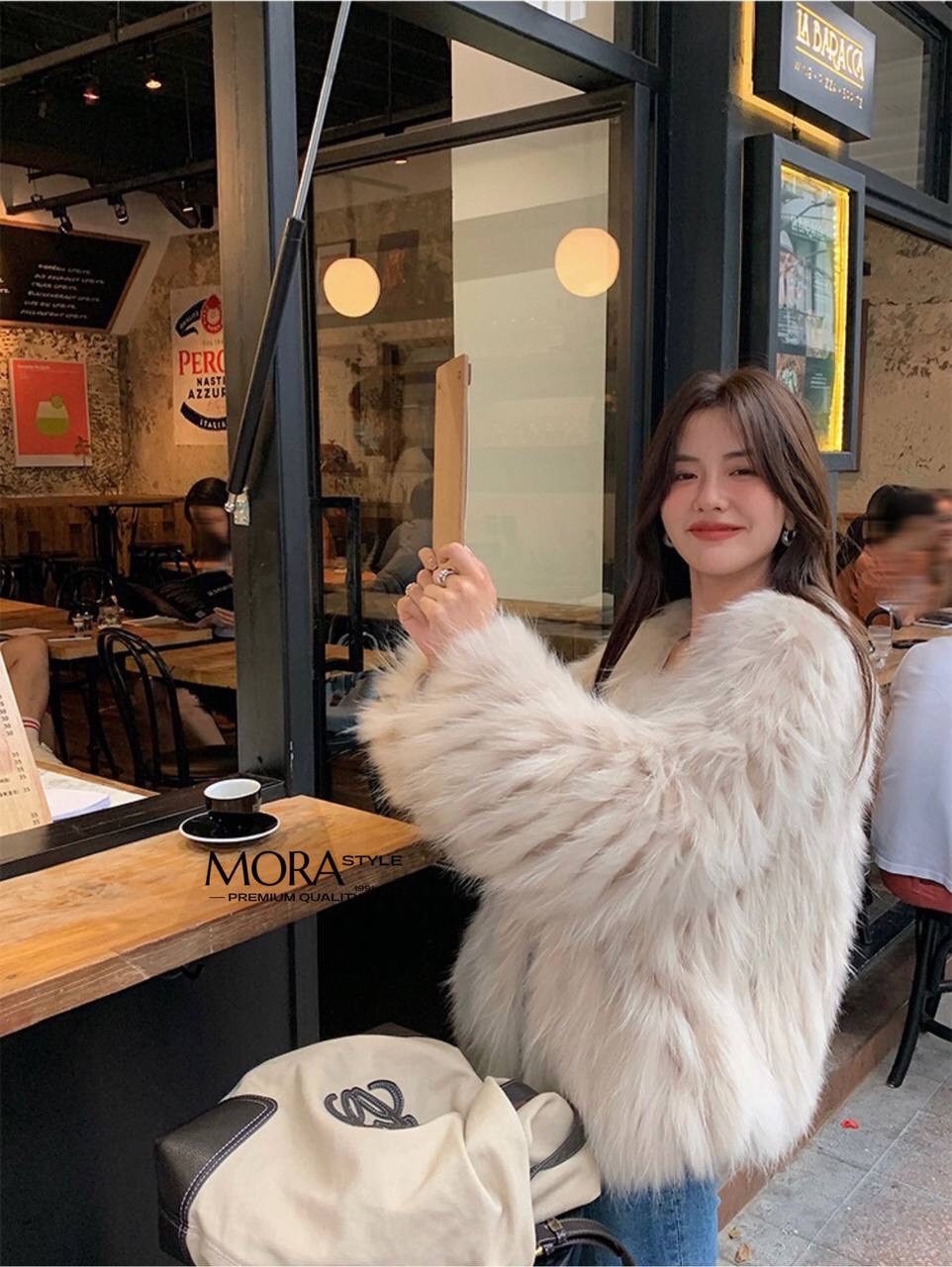 เสื้อคลุมแขนยาวแต่งขนทั้งตัว งานสวยแพง เหมาะกับแฟชั่นหนาวนี้สุดๆ ดีไซน์ออกมาเก๋ งานคือน่ารักมากค่ะ สาวๆต้องมีติดตู้นะคะ