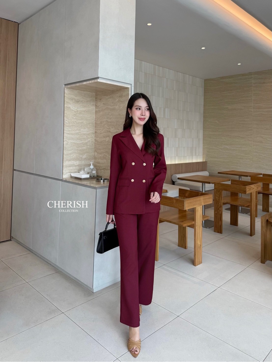 Setsuit เสื้อ+กางเกง ลุค CEO เรียบหรู ดูทันสมัย ทรงสวย ใช้ผ้าดี ใส่สบาย ตัวเสื้อสูทแต่งกระดุมทองมีกระเป๋า พร้อมซับในทั้งตัว มาพร้อมกับกางเกงขากระบอก มีกระเป๋า 2 ข้าง เซตนี้จะใส่ทำงาน หรือออกงานดูดีสุดๆค่ะ