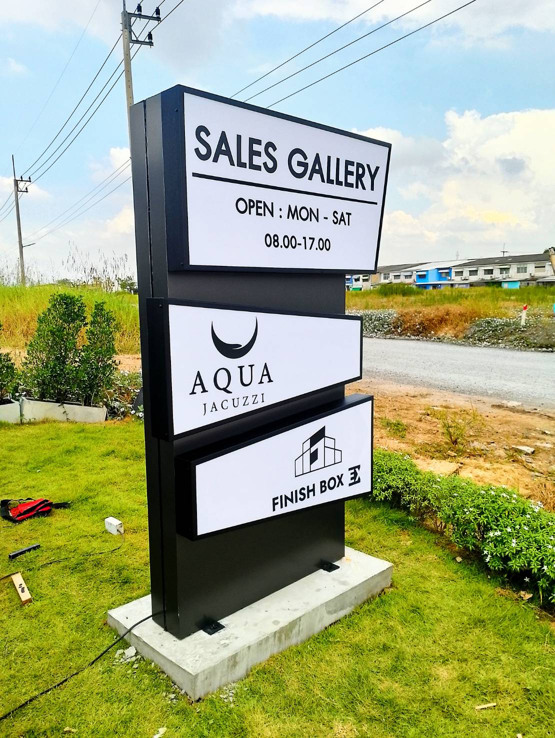 #ป้ายกล่องไฟด้านหลังป้ายพื้นคอมโพสิตยกขอบ