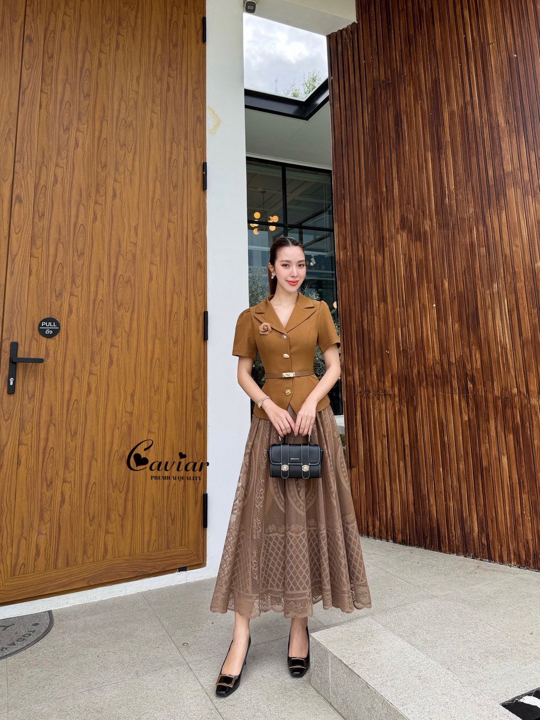 เซ็ท เสื้อคอปกแต่งกระดุมหน้าเก๋ๆ + กระโปรงลูกไม้ แถมเข็มขัดหนังให้ด้วยนะคะ