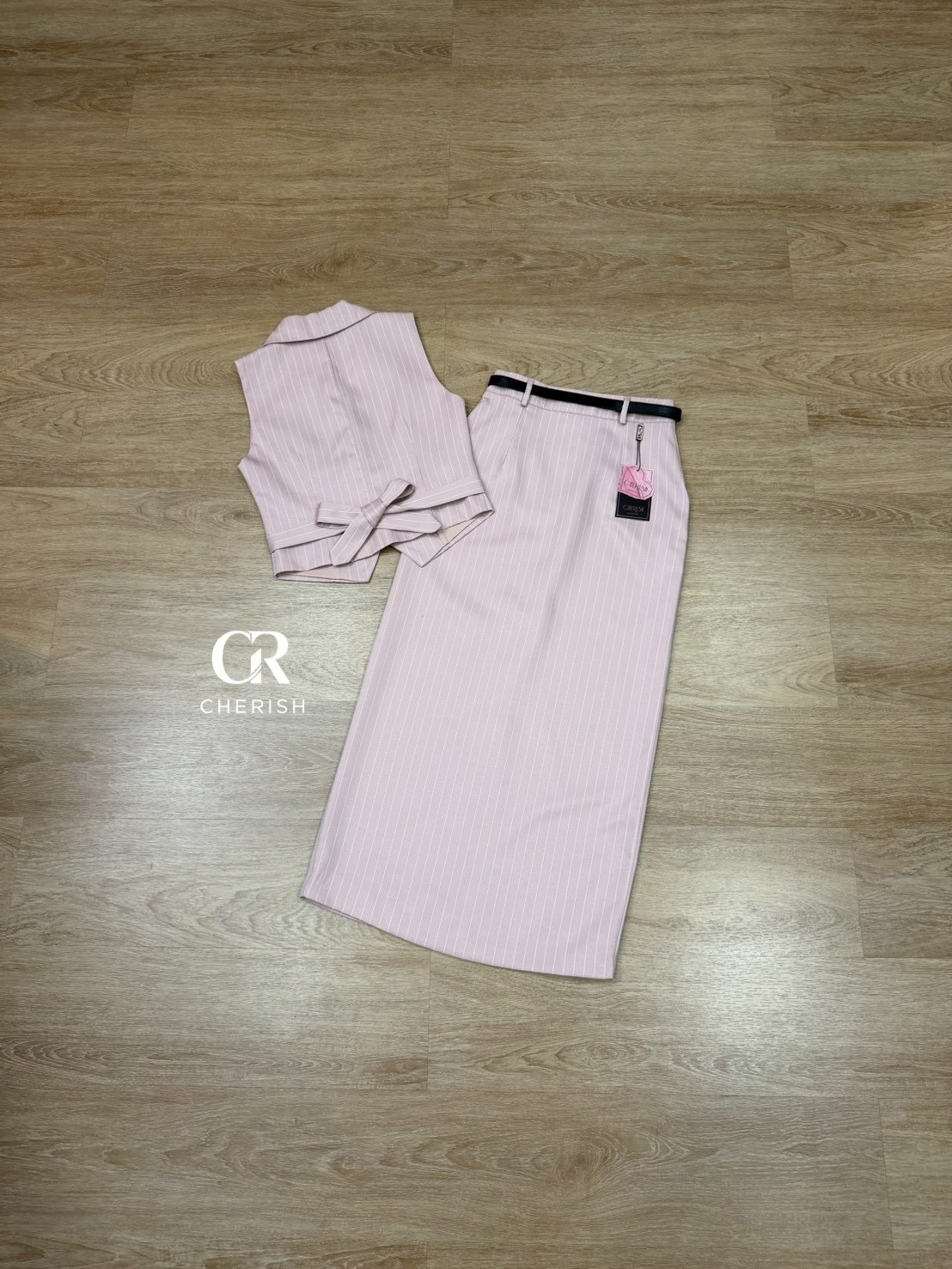 ชุดเซ็ท 3 ชิ้น เสื้อ+กระโปรง+เข็มขัด ตัวเสื้อกั๊กลายริ้ว แขนกุดคอวี แต่งกระเป๋าหลอก 2 ข้าง กระดุมทอง ช่วงเอว มีสายผูกเอวสามารถทำเป็นโบว์เล็กๆน่ารักได้ มาพร้อมกระโปรงลายริ้ว เอวสูงผ่าหน้า มีกระเป๋า 2 ข้างใช้งานได้จริง มีซับในทั้งชุด แถมเข็มขัดเข้ากับชุด ชุ