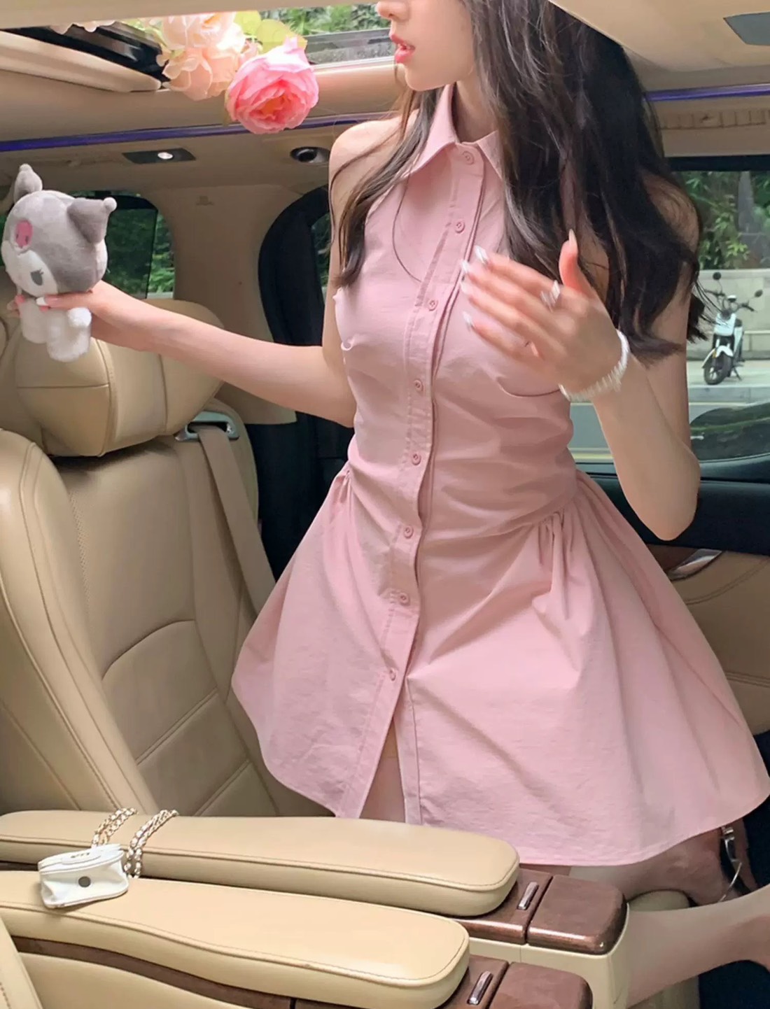 Label :: RAMI-PAPHA(รมิปภา) White Gold Set. เซต3ชิ้น.. สีขาวแบบฉบับผู้ดี เสื้อคอปกกระดุมหน้า ดีเทลเก๋ทั้งตัว ดีเทลเสื้อหน้าสั้น ด้านหลังยาว เนื้อผ้านิ่มรีดง่าย สวมใส่สบาย ++กางเกงขาสั้นเนื้อผ้าและสีเดียวกัน ซับในอย่างดีทั้งตัว มีกระเป๋าใช้งานได้จริง ซิปหล