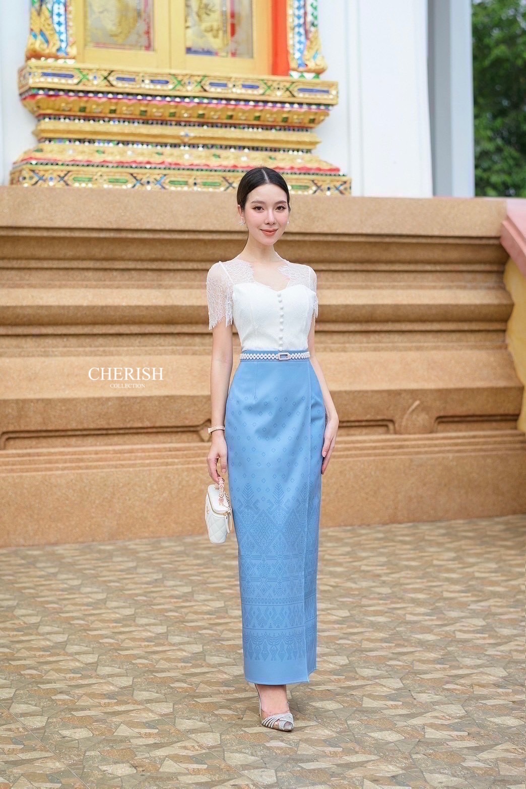เซ็ทชุดไทย 3 ชิ้น ตัวเสื้อลูกไม้ซีทรูด้านบน พร้อมซับใน เกาะอกด้านในตกแต่งกระดุมพร้อมผ้าถุงสำเร็จพิมพ์ลายไทยสุดเก๋เนื้อผ้าอย่างดี มาพร้อมเข็มขัดมุกสุดหรู จะใส่เข้าพิธีสำคัญ งานบุญ