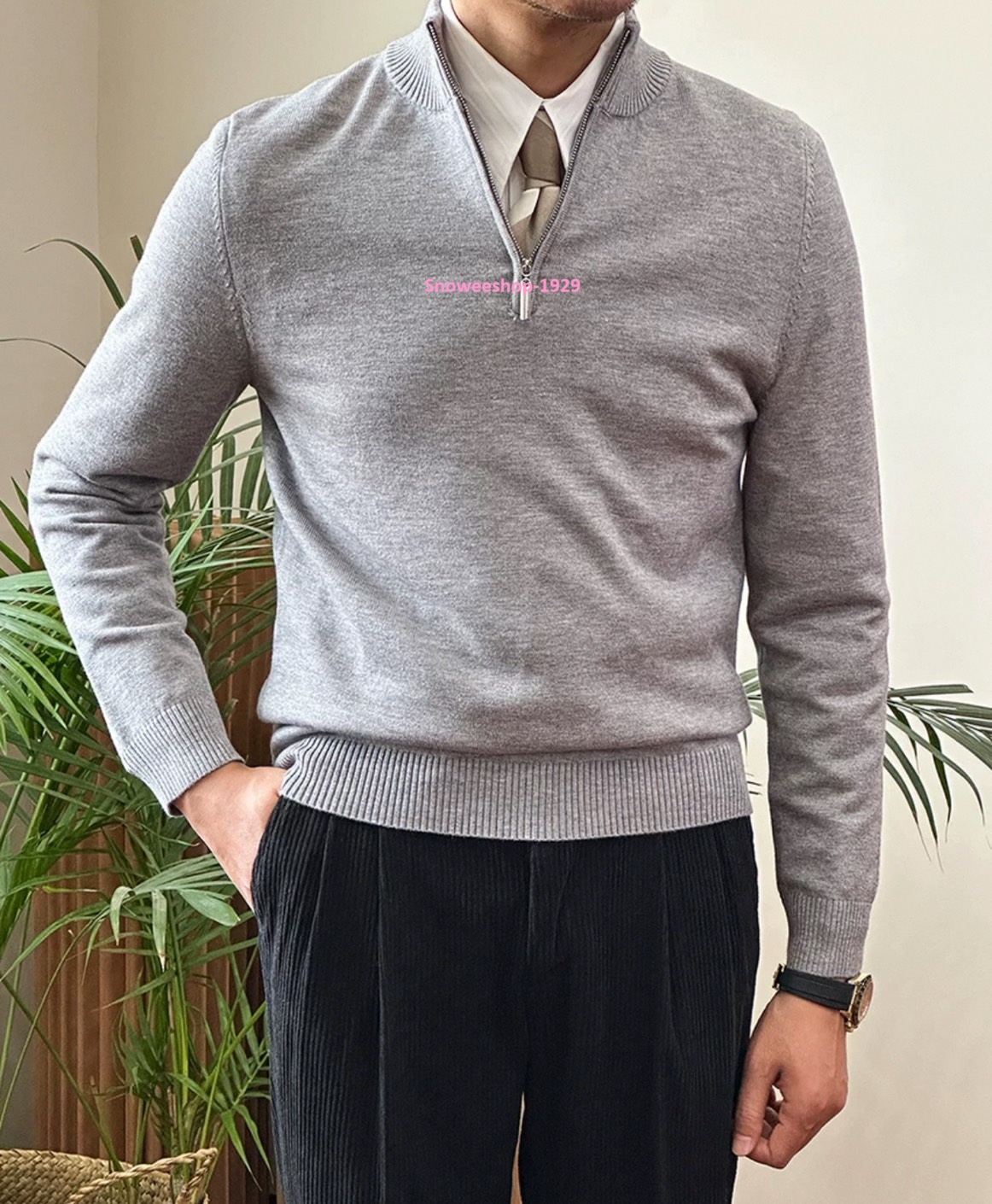 เสื้อสเวตเตอร์ถักแขนยาวสำหรับผู้ชายแบบซิปครึ่ง สไตล์ยุโรป เสื้อสเวตเตอร์สไตล์ซาร่า ใส่ได้ทั้งทรงหลวมหรือแบบพอดีตัว ใส่เป็นเสื้อตัวข้างใน หรือคลุมเป็นตัวข้างนอกก็เหมาะมาก ดูมีสไตล์ สวมใส่สบาย สีพื้น มาพร้อม 3 เฉดสี หลายไซ