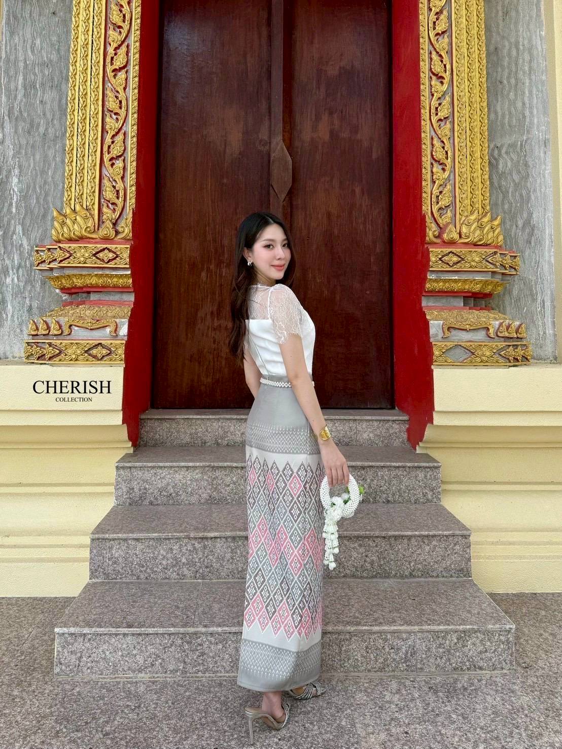 เซ็ทชุดไทย 3 ชิ้น ตัวเสื้อลูกไม้ซีทรูด้านบน พร้อมซับใน เกาะอกด้านในตกแต่งกระดุมพร้อมผ้าถุงสำเร็จพิมพ์ลายไทยสุดเก๋เนื้อผ้าอย่างดี มาพร้อมเข็มขัดมุกสุดหรู จะใส่เข้าพิธีสำคัญ งานบุญ งานมงคลสมรส จะไปงานไหนรับรองเด่นสุดๆเลยค่า💕