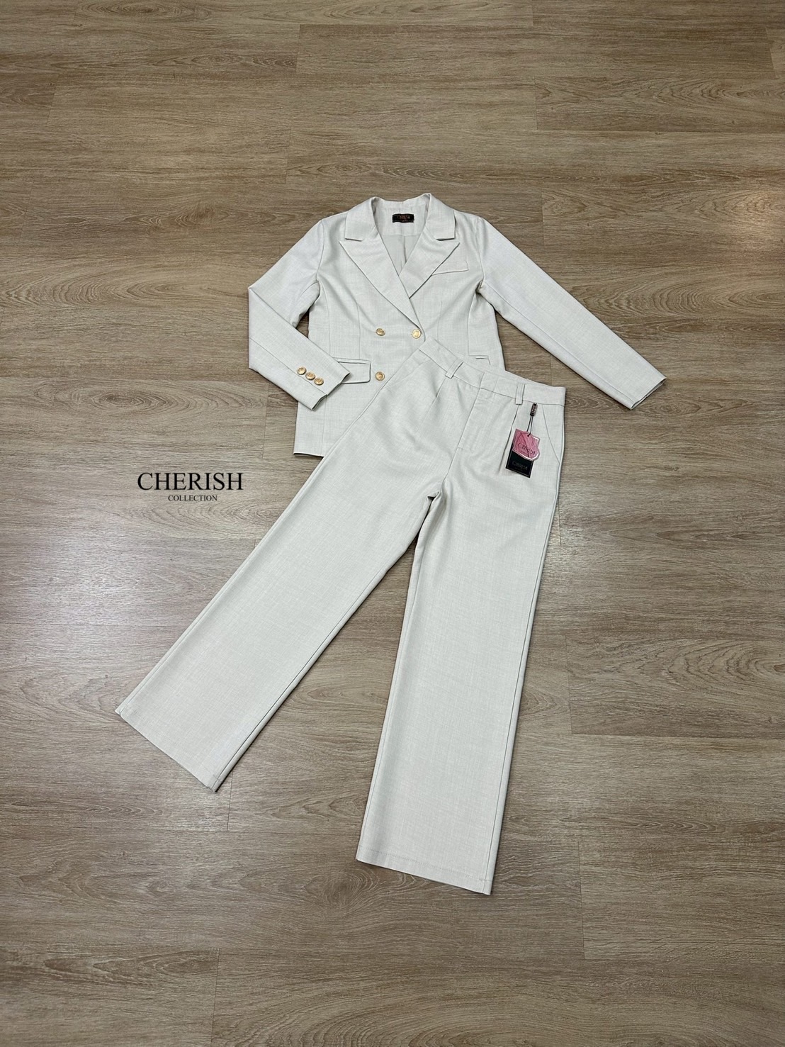 Setsuit เสื้อ+กางเกง ลุค CEO เรียบหรู ดูทันสมัย ทรงสวย ใช้ผ้าดี ใส่สบาย ตัวเสื้อสูทแต่งกระดุมทองมีกระเป๋า พร้อมซับในทั้งตัว มาพร้อมกับกางเกงขากระบอก มีกระเป๋า 2 ข้าง เซตนี้จะใส่ทำงาน หรือออกงานดูดีสุดๆค่ะ
