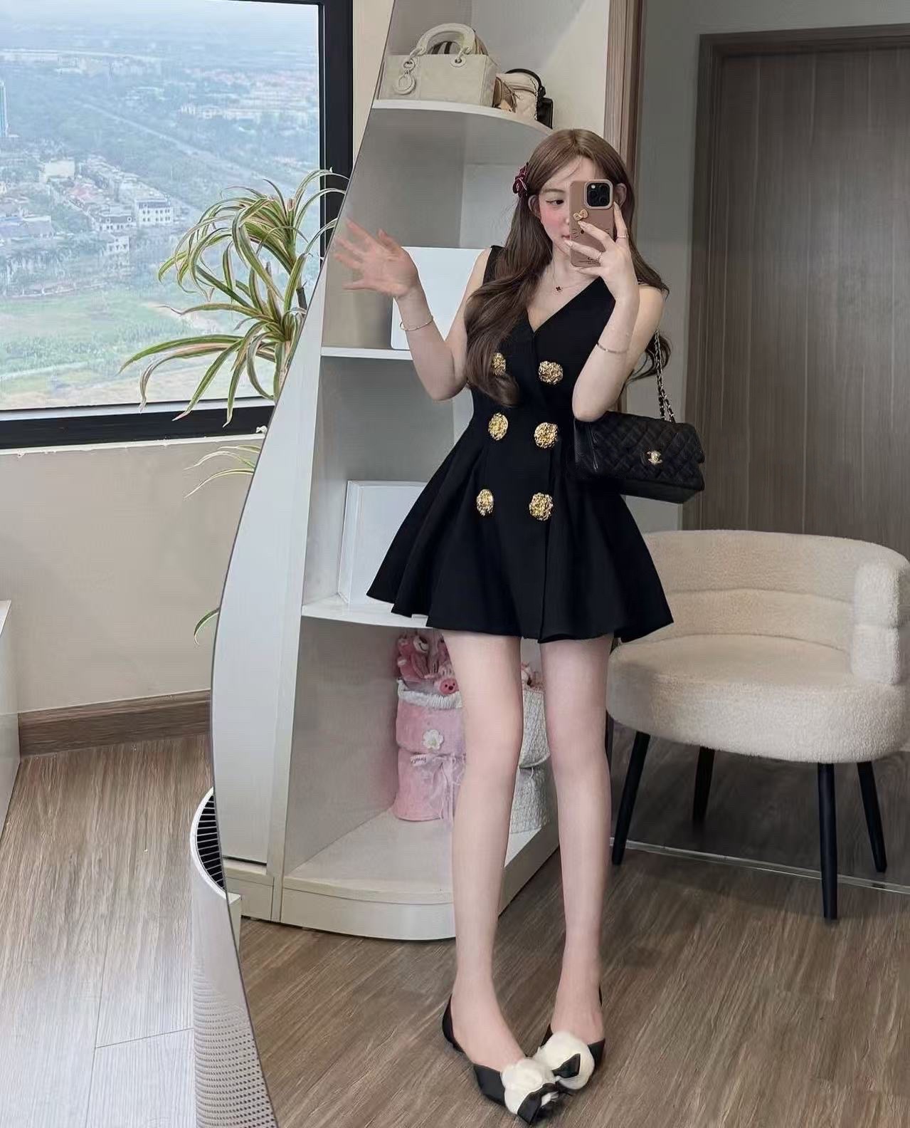 ชุดset 2ชิ้น มินิเดรสแขนกุดสีดำ แต่งกระดุมสีทองสุดอลัง อกเสริมฟองน้ำ มีซิปหลัง+ขาสั้นทรงสวยเป๊ะ(มีกระเป๋าข้าง)ผ้าดีมากๆ สีละมุนคุมโทนชุดนี้หยิบมาใส่ได้บ่อย ไม่มีเบื่อ ต้องมีติดตู้ไว้เลยนะค่า