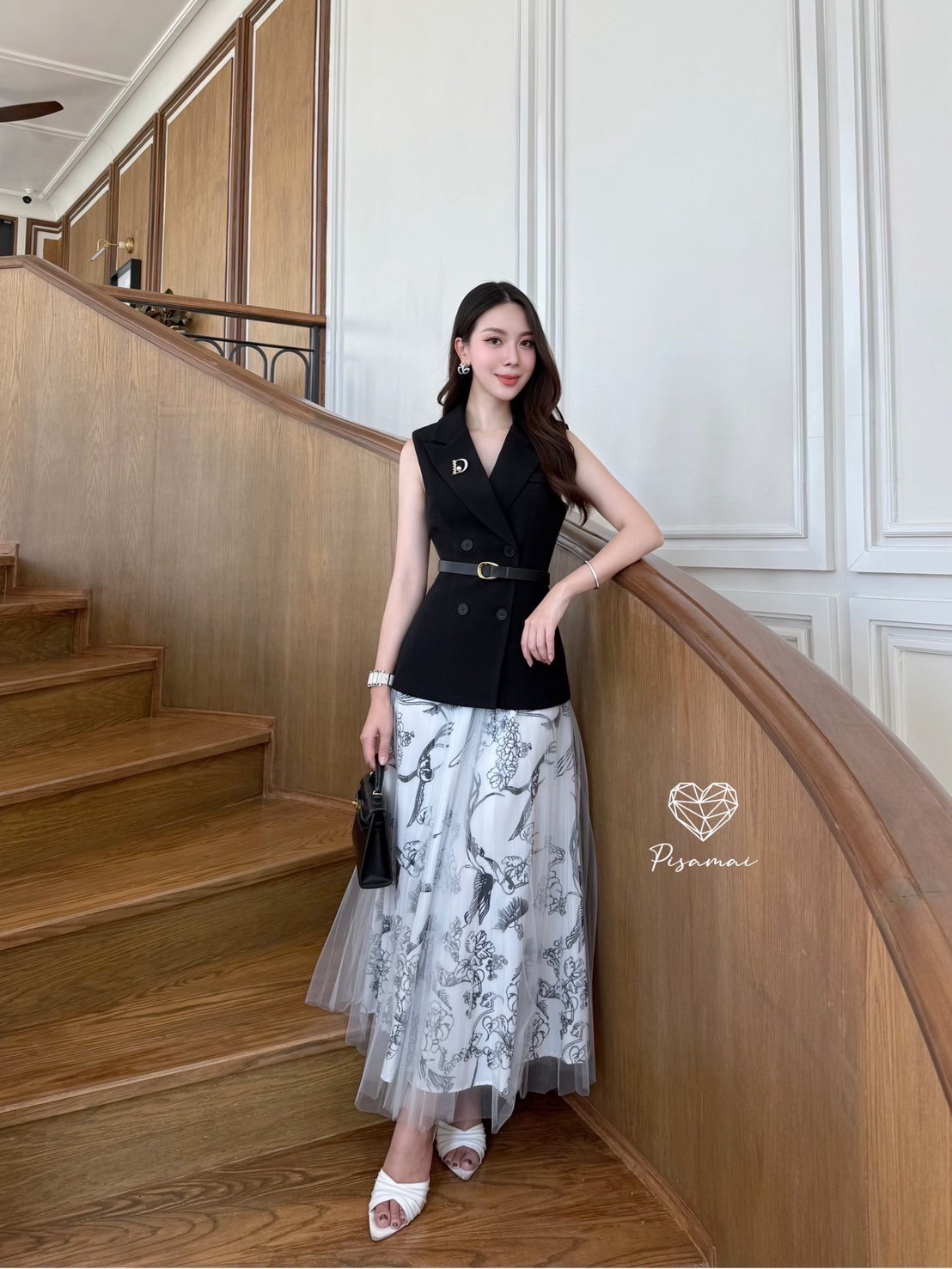 เซ็ตเสื้อคอปกแขนกุดผ้าสูทสีดำมาคู่กับกระโปรงกราฟฟิกสีครีมคลุมผ้าตาข่าย พร้อมเข็ดขำเข้าเซ็ต ใส่แล้วโลกสดใสมากๆค่ารุ่นนี้ ใส่vacayถ่ายรูปกับแก๊งค์เพื่อนๆไม่มีผิดหวังเลยค่า ห้ามพลาดเลยน้าตัวนี้