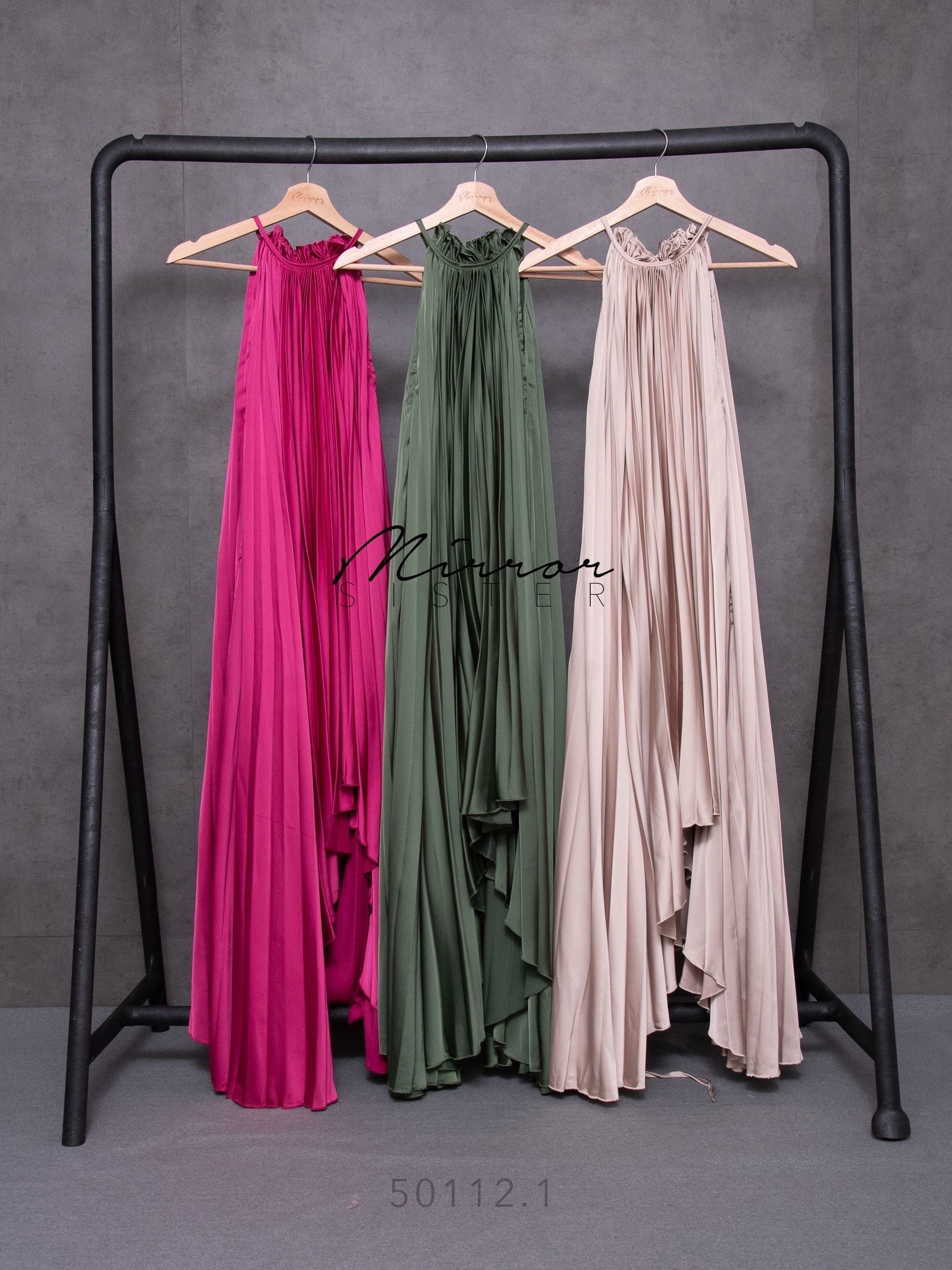 MiRRoRSiSTER's La ViViéR PLeaTed DReSS•• เดรสผ้าซาตินPremiumแขนกุดอัดพลีททรงสวยหรูหรามาก ใช้ผ้าเยอะไม่มีหวง!! ใครใส่ก็เริ่ด สวยLuxury ใส่แล้วอำพรางหุ่นที่1!! ดีเทลช่วงคอกุ๊นระบายน่ารักดูดี แพทเทรินเดรสทรงปล่อย ช่วงกระโปรงทรงAชายบานมาก แต่งชายสูงต่ำไม