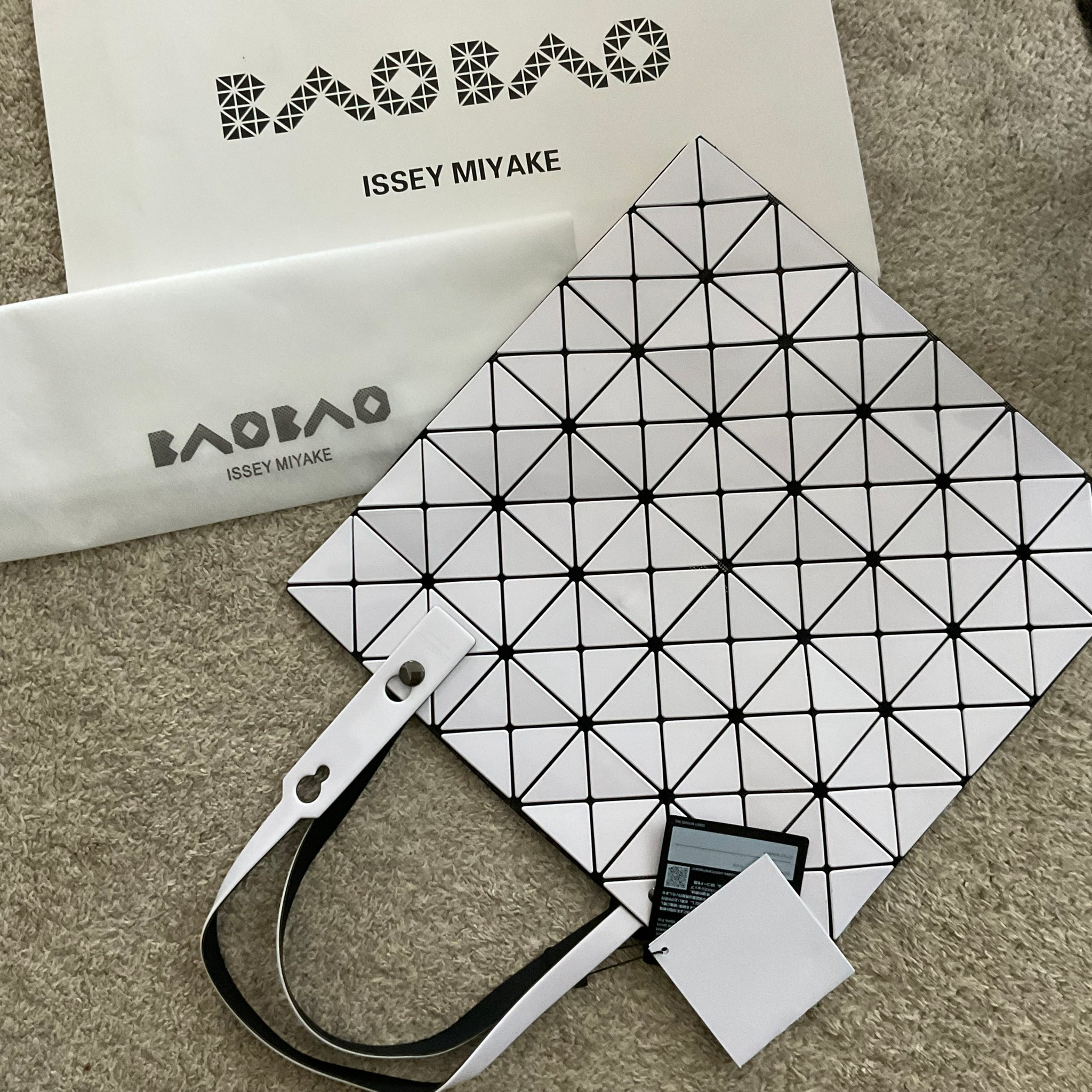 กระเป๋าทรงโท้ทใบใหญ่แบรนด์เนมเบาเบาอิสเซ่มิยาเกะสีขาว สีเงิน สีดำ BAO BAO ISSEY MIYAKE TOTE BAG (6x6)