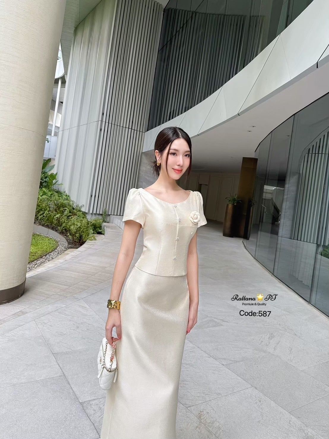 ชุดเซต เรียบหรูดูแพง เนื้อผ้าดีมาก เสื้อแต่งกระดุมด้านหน้า มีเข็มกลัดดอกไม้ติดที่หน้าอก สามารถถอดออกได้ หน้าอกมีฟองน้ำ มีซับในทั้งชุด มีซิบด้านหลัง จะใส่ไปงานบุญ งานบวช งานแต่ง ชุดนี้เหมาะสมมาก หรอใส่ออกงาน ดูดีมาก🤍🤍