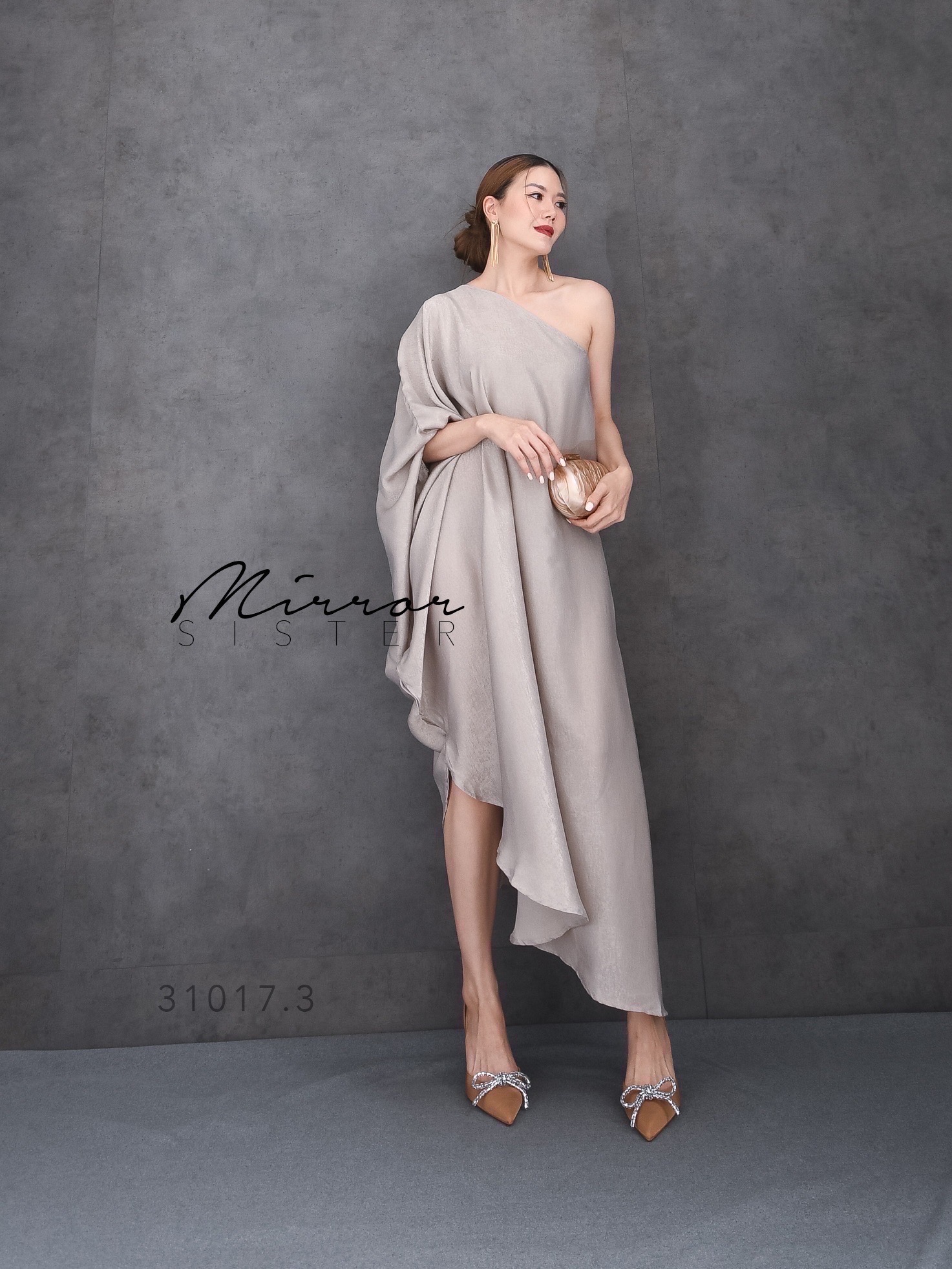 MiRRoRSiSTER's CiCi SiNGLE SHoULDER DReSS•• เดรสไหล่เดียว ทรงสวยเรียบๆแต่โก้ เนื้อผ้าซิลค์ซาตินนุ่มลื่นสวยหรู ใส่ออกงานได้ลุคสวยไฮโซ ทรงหลวมๆอำพรางหุ่นใส่สบาย ใส่แล้วสวยผ่องทุกเฉดสี