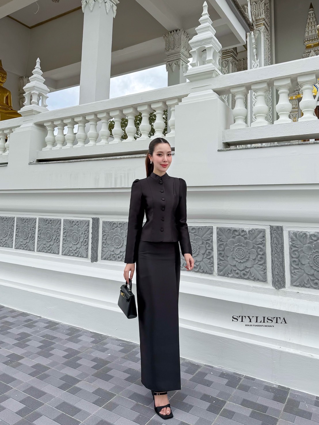 ชุดไทยจิตรลดา แขนยาว คอจีน ทรงเข้ารูป ปลายชายเสื้อทรงโค้งเพิ่มความเฟมินีน