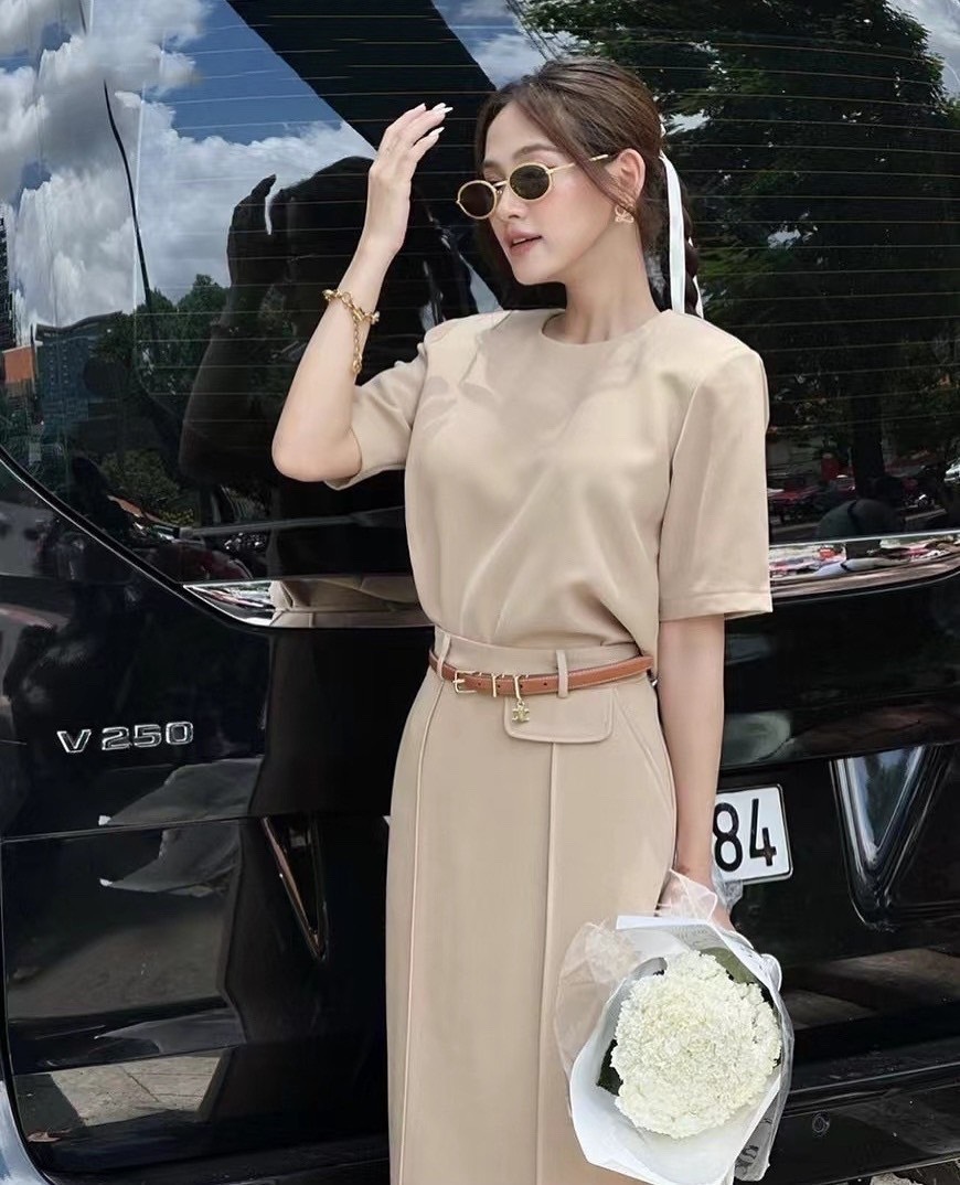 เซ็ตเสื้อยืดคอกลมมาคู่กับกระโปรงเอวสูง งตังยาวสีครีม พร้อมเข็มขัดเข้าเซ็ต ใส่vacayถ่ายรูปกับแก๊งค์เพื่อนๆไม่มีผิดหวังเลยค่า ห้ามพลาดเลยน้าตัวนี้