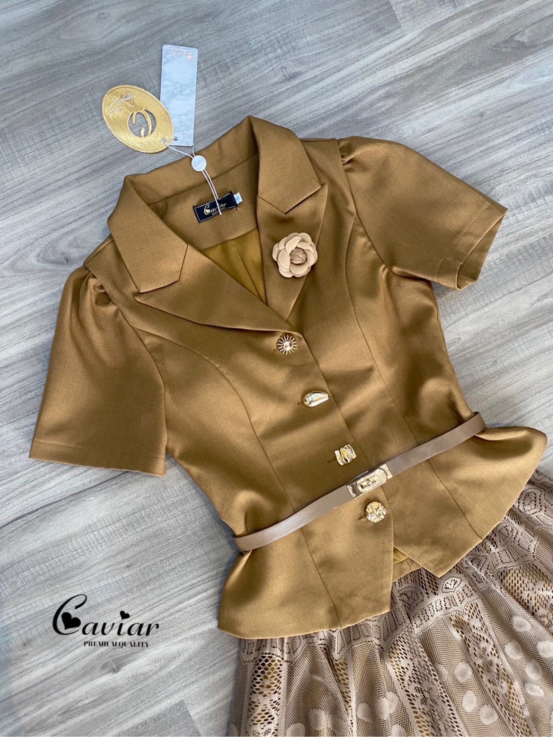 เซ็ท เสื้อคอปกแต่งกระดุมหน้าเก๋ๆ + กระโปรงลูกไม้ แถมเข็มขัดหนังให้ด้วยนะคะ