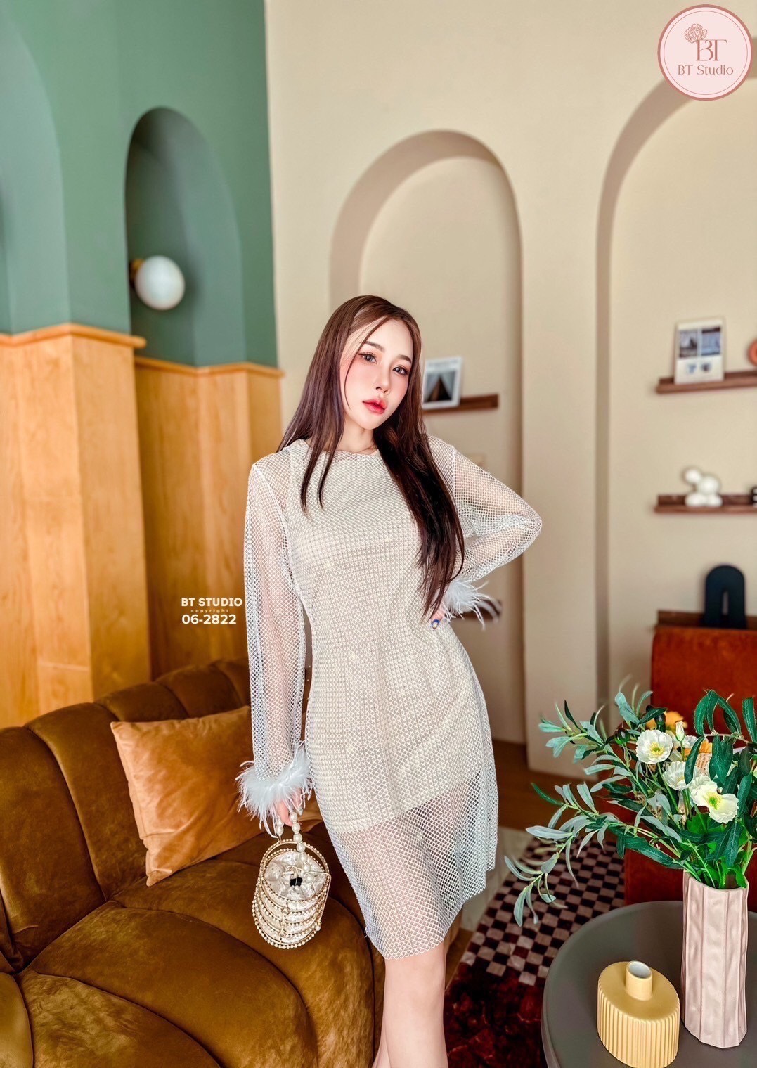 เซท 2 ชิ้น เดรสสั้นแขนยาว เนื้อผ้าตาข่ายแต่งคริสตัลเม็ดเล็ก ๆ ทุก ๆ ช่อง งานสวยม๊าก ปลายชายแขนแต่งขนฟู ๆ ทั้งสองข้าง มาพร้อมซับในสีนู๊ดแขนกุด แมทซ์กันสวย แซ๊บบ แต่ดูแพงค่ะ