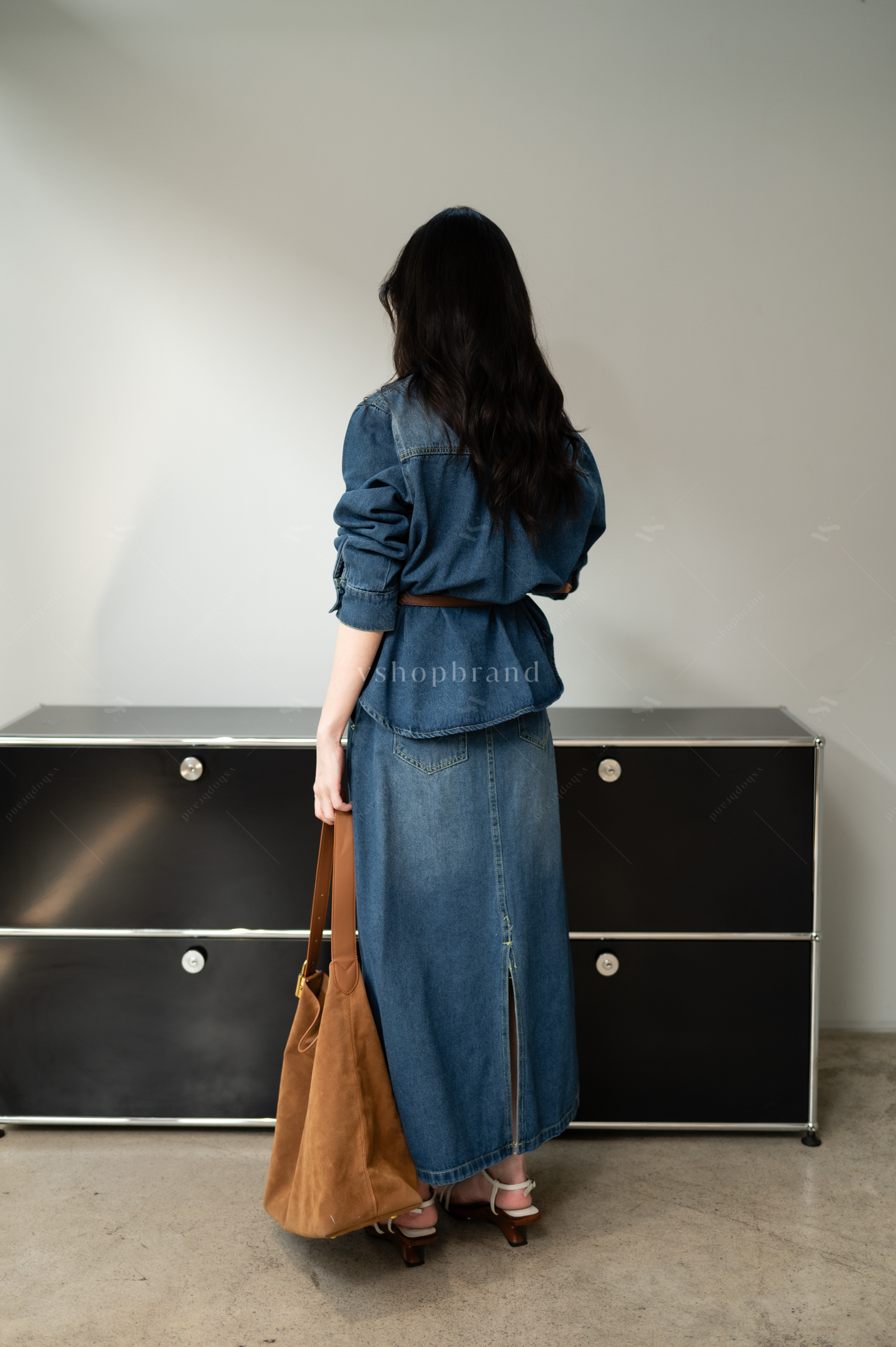 set เชิ้ตยีนส์แขนยาวกระเป๋าอกคู่+กระโปรงยาวผ่าหลัง+เข็มขัด