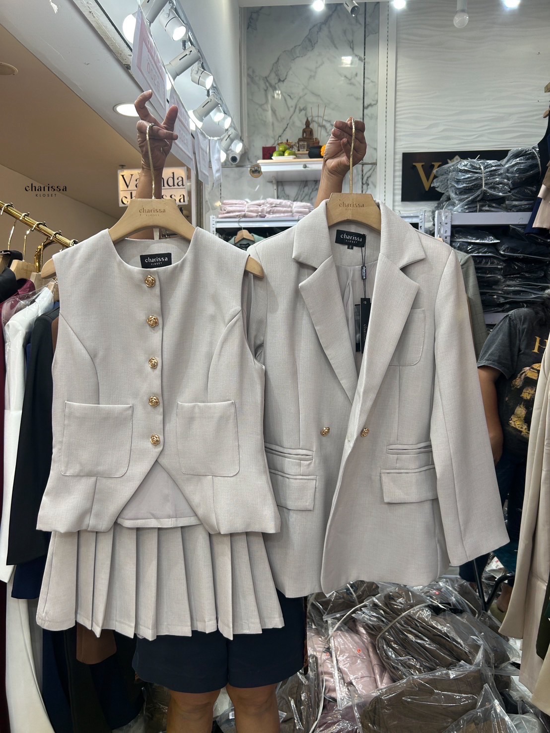 เซ็ทน่ารักๆเสื้อแขนกุด+กระโปรง+Blazer แมทซ์ได้หลายลุคมากๆ