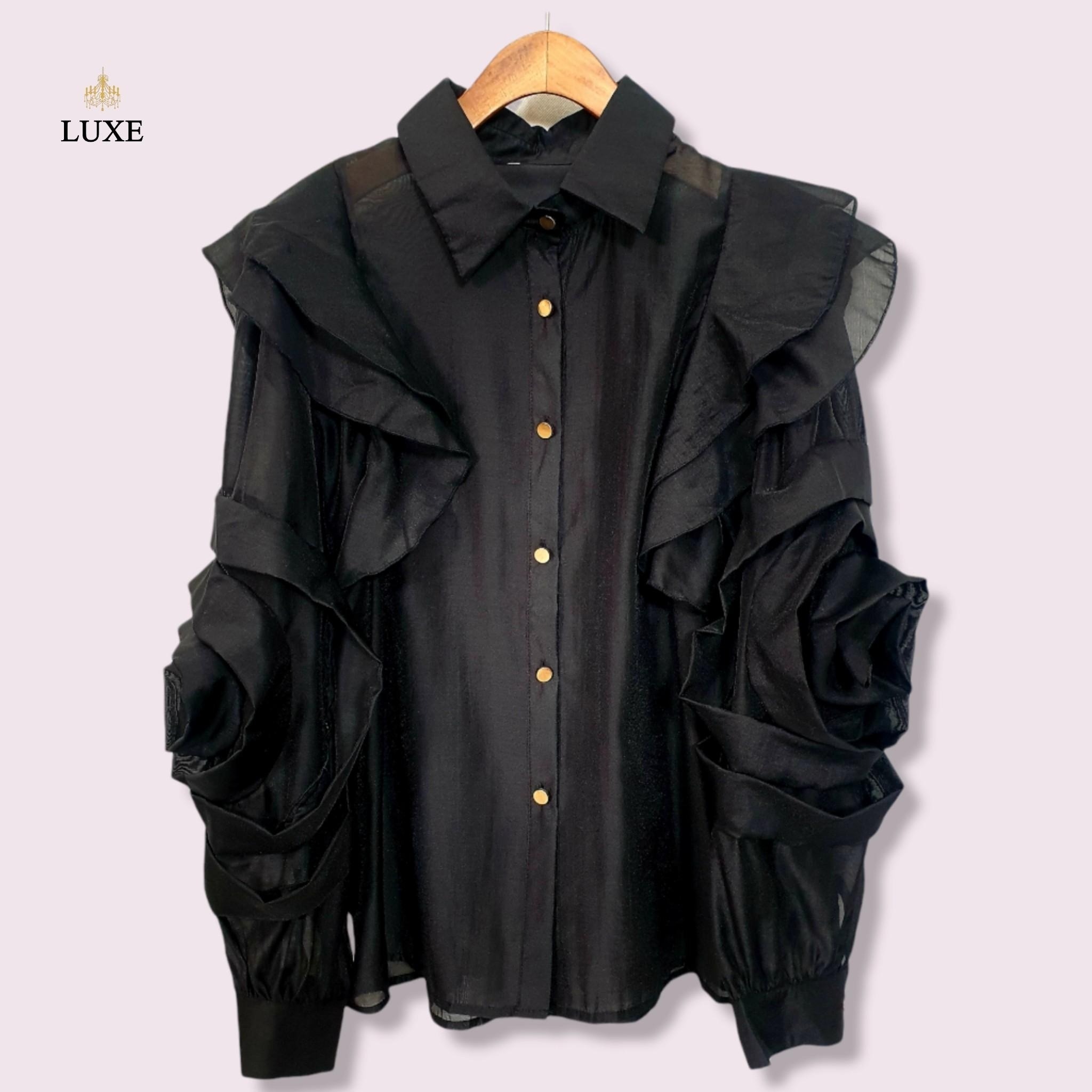 สีดำ Embellished Flower Long Sleeve Shirt เสื้อเชิ้ตคอปกแขนยาว ผ่าหน้าติดกระดุม ดีเทลแขนเสื้อแต่งด้วยผ้าในตัวเป็นรูปดอกไม้ ทำจากผ้าไหมเครปผสมคอตตอน เนื้อนุ่ม