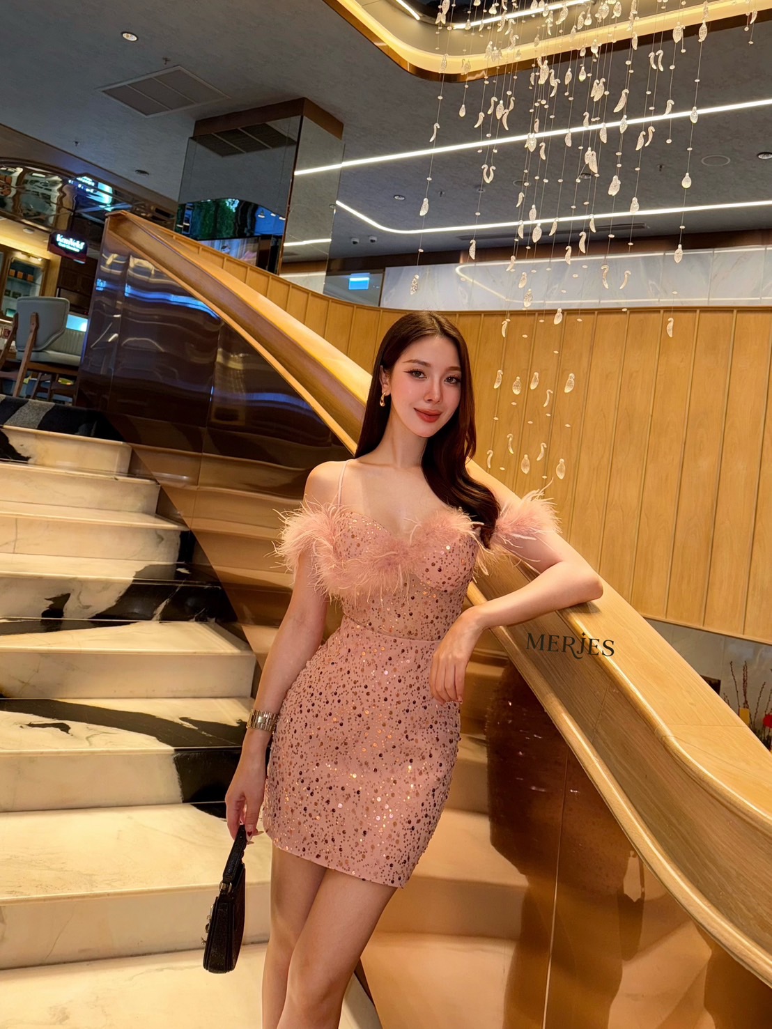มินิเดรสสายเดี่ยวทรงเกาะอกแต่งขนนกแขนดีเทลปาดไหล่ดีไฮโซแอบเซ็กซี่เก๋ๆช่วงตัวแต่งซีทรูแบบไม่โป๊มากเดรสทรงเข้ารูปงานผ้าแต่งวิ้งในตัวสวยเก๋ผ้าไม่คันนะคะงานมีซับในและซิปหลัง ใครมองหาชุดเซ็กซี่สวยๆแนะนำชุดนี้เลยคะ ใส่สวยน่ารักดูดีมากๆใส่ออกงานออกเดทต้องมีแล้วค