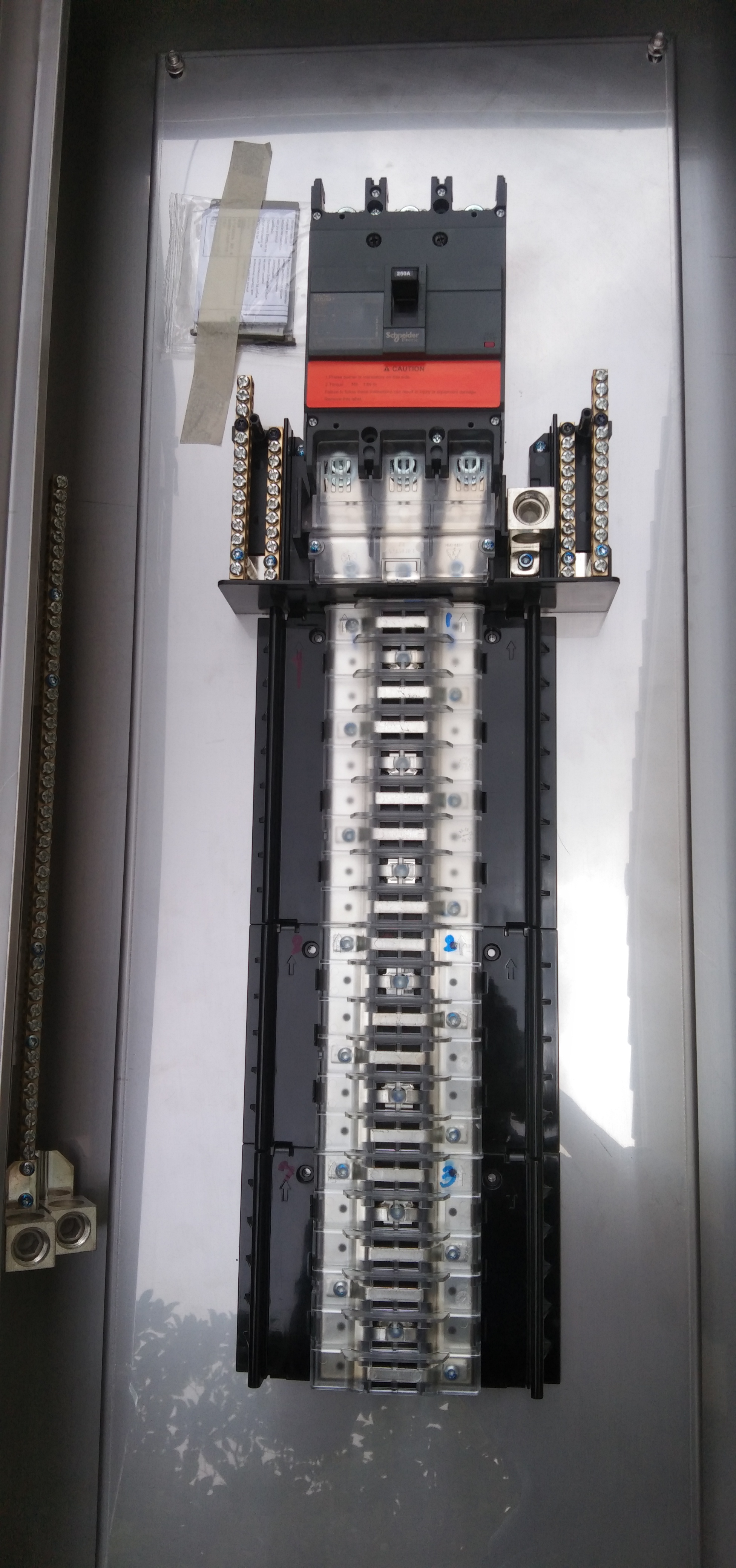 LOAD CENTER 250A ตู้สแตนเลส 304 มีหลังคาสโลป W450xH1050xD152mm. (42ช่อง)