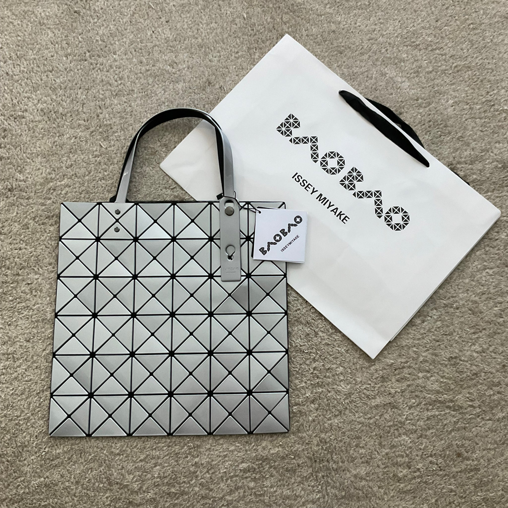 กระเป๋าทรงโท้ทใบใหญ่แบรนด์เนมเบาเบาอิสเซ่มิยาเกะสีขาว สีเงิน สีดำ BAO BAO ISSEY MIYAKE TOTE BAG (6x6)