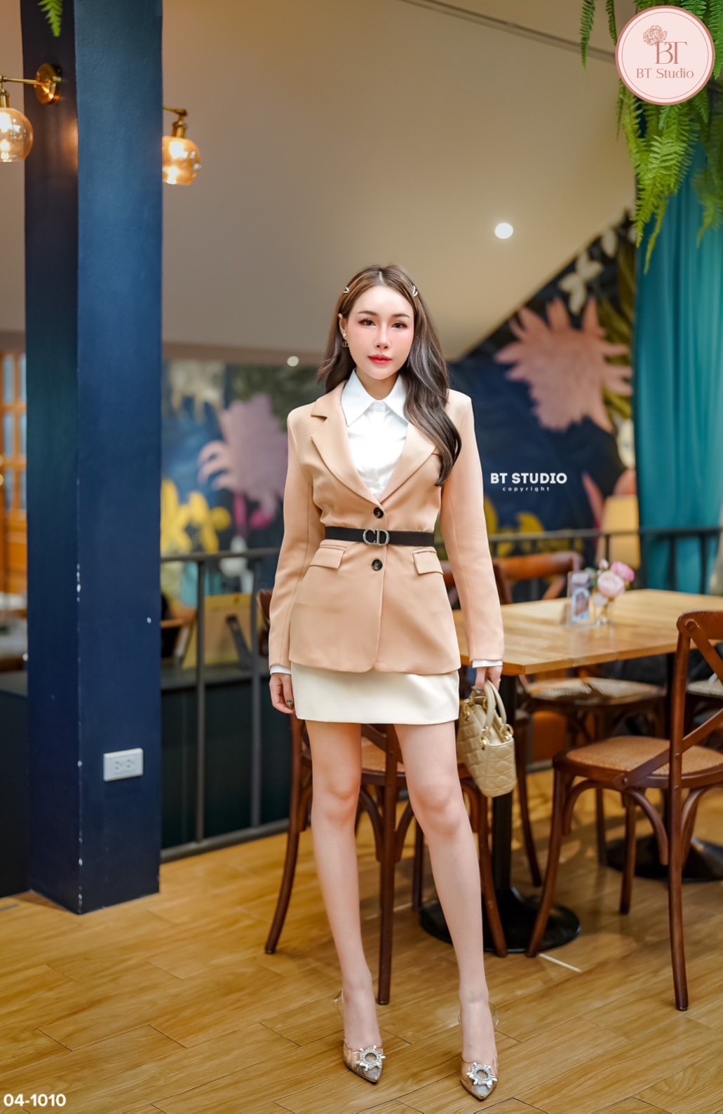 เซท 4 ชิ้น เสื้อเบเซอร์แขนยาวคอปก กระดุมสีดำตรงกลางสองเม็ด กระเป๋าข้างใช้งานได้จริง มาพร้อมเสื้อเชิ้ตแขนยาวสีขาวกระดุม แมทซ์กับกระโปรงสั้นสีครีม ตบท้ายด้วยเข็มขัดสีดำโลโก้สีทอง แมทซ์กันสวยหรู ดูดีม๊ากคร้าา