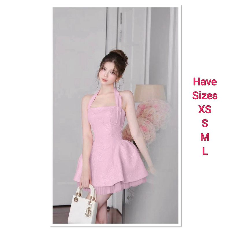 มินิเดรสคล้องคอ ดีเทลผ้าลูกไม้แต่งคริสตัลทั้งตัว สายตรงคอมีกระดุมแกะออกได้ แต่งโบตรงอก1ข้าง อกมีฟองน้ำ และ ซิปหลัง ตัวกระโปรงจับจีบบานออก ซับในแต่งระบายมุ้ง ใส่ออกมาทรงสวย น่ารักสุดๆ ห้ามพลาดนะคะ