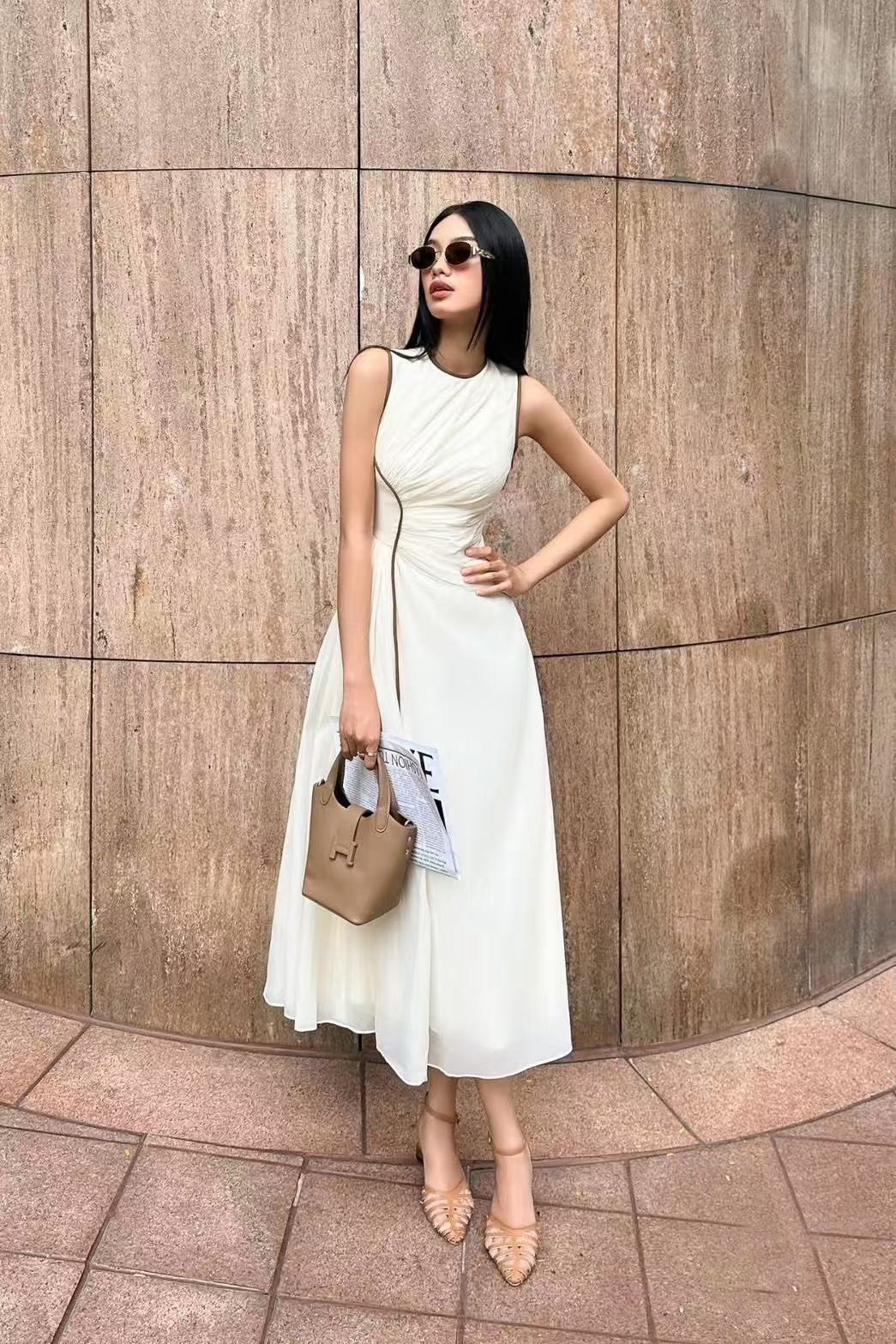 เดรสแขนกุดสีขาวแต่งดีเท็ลจีบย่นช่วงเอว สีเส้นลายสีน้ำตาลตัดขอบ ผ้าพริ้วใส่สวยมากๆค่า ใส่เฟียสๆ แกรมๆ ได้ไม่ซ้ำใคร ต้องมีเลยค่า