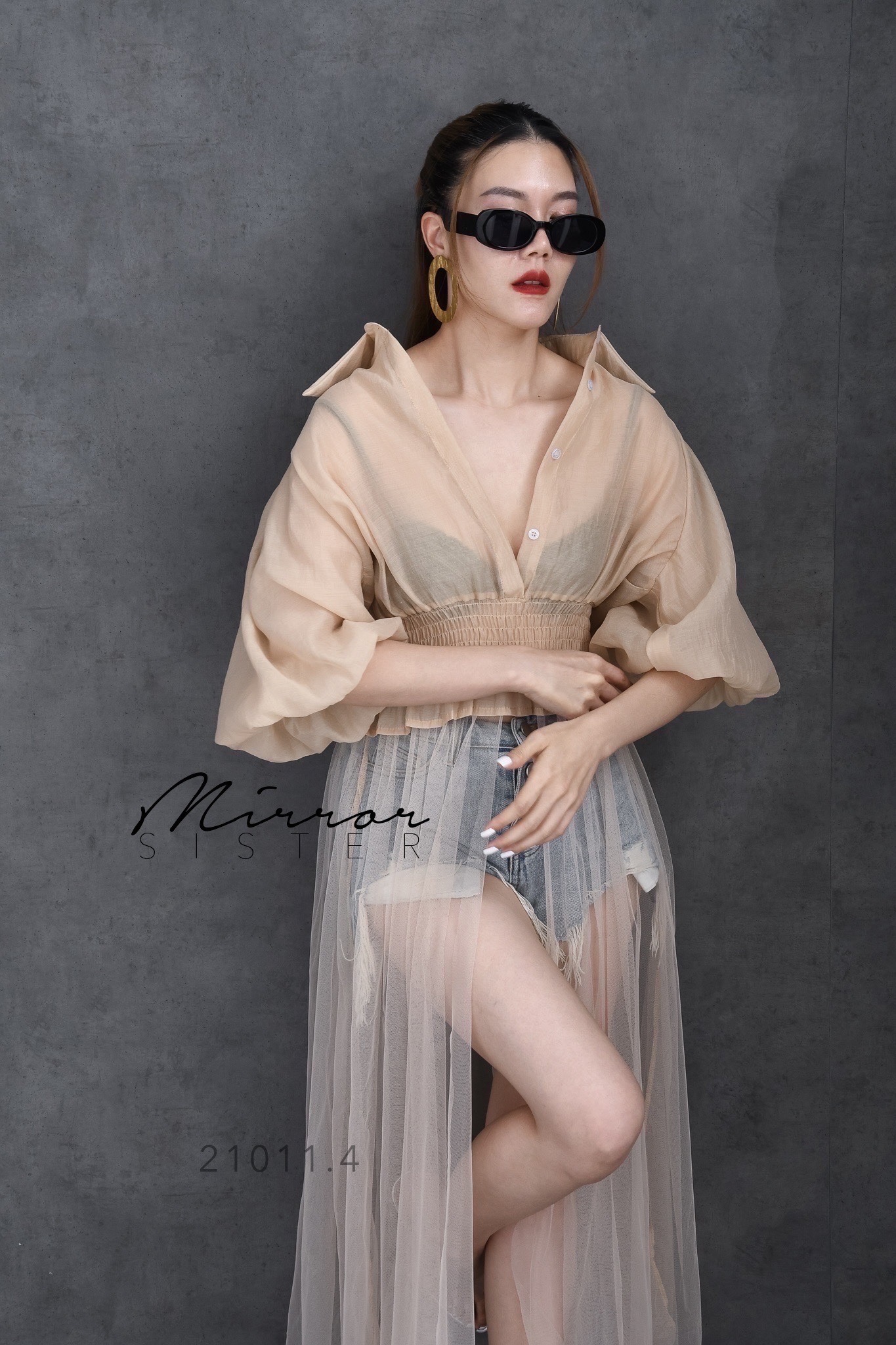 MiRRoRSiSTER's MaRGieLá GRaND SHiRT•• เสื้อเชิ้ตแขนพอง ตัวยาววววว... ดีเทลน่ารักเว่อร์วัง ช่วงบนเป็นแพทเทรินเสื้อเชิ้ตแขนfluffyน่ารัก มีกระดุมเปิดปิดได้ถึงช่วงอก เข้ารูปที่ช่วงเอวสม็อคจับย่นระบาย ต่อช่วงล่างชายมุ้งทรงบานนน ใส่แล้วน่ารัก เก๋ตะโกน ใครใ
