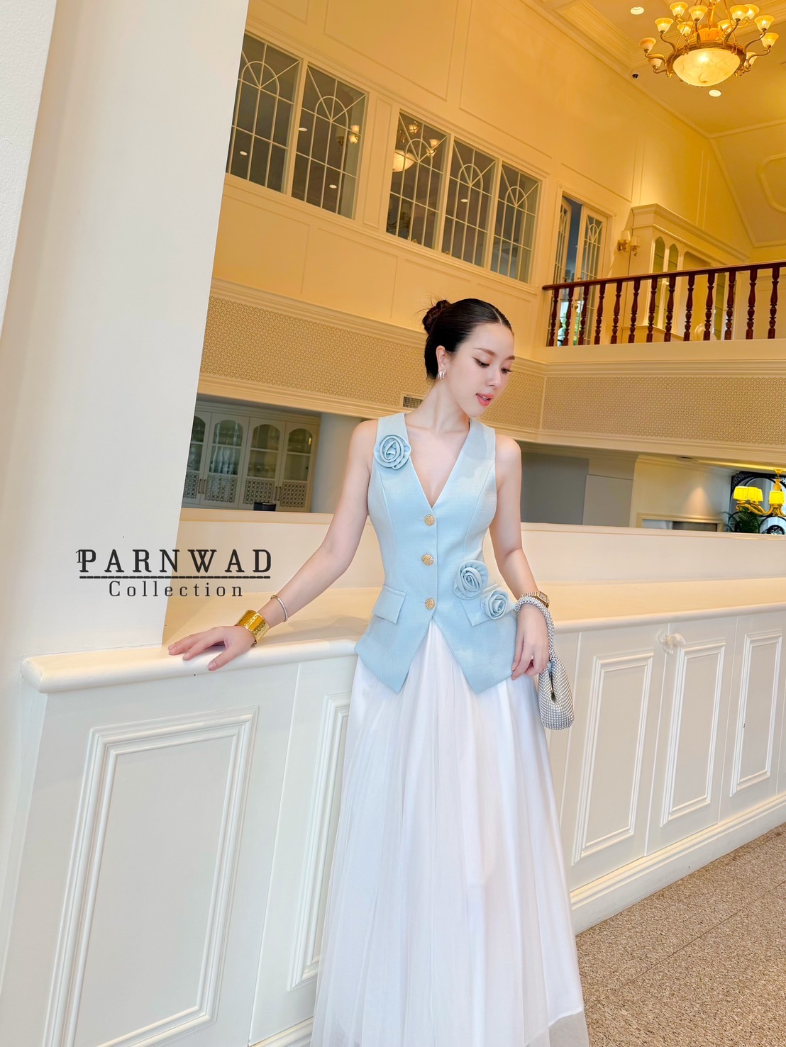 Set เสื้อคอวีแต่งกระดุมทองผ้าทอมีซับในไม่คัน แมทซ์กับกระโปรงผ้ามุ้งสองชั้นซับในสีขาว ประดับด้วยดอกไม้ 3D เป็นเข็มกลัด ติดตรงไหนก็ได้ตามใจชอบเลยน๊าาา ราคาดีมากกก #parnwadcollection #ชุดงานบุญ #ชุดไทย #ชุดไปวัด #งานตามหา