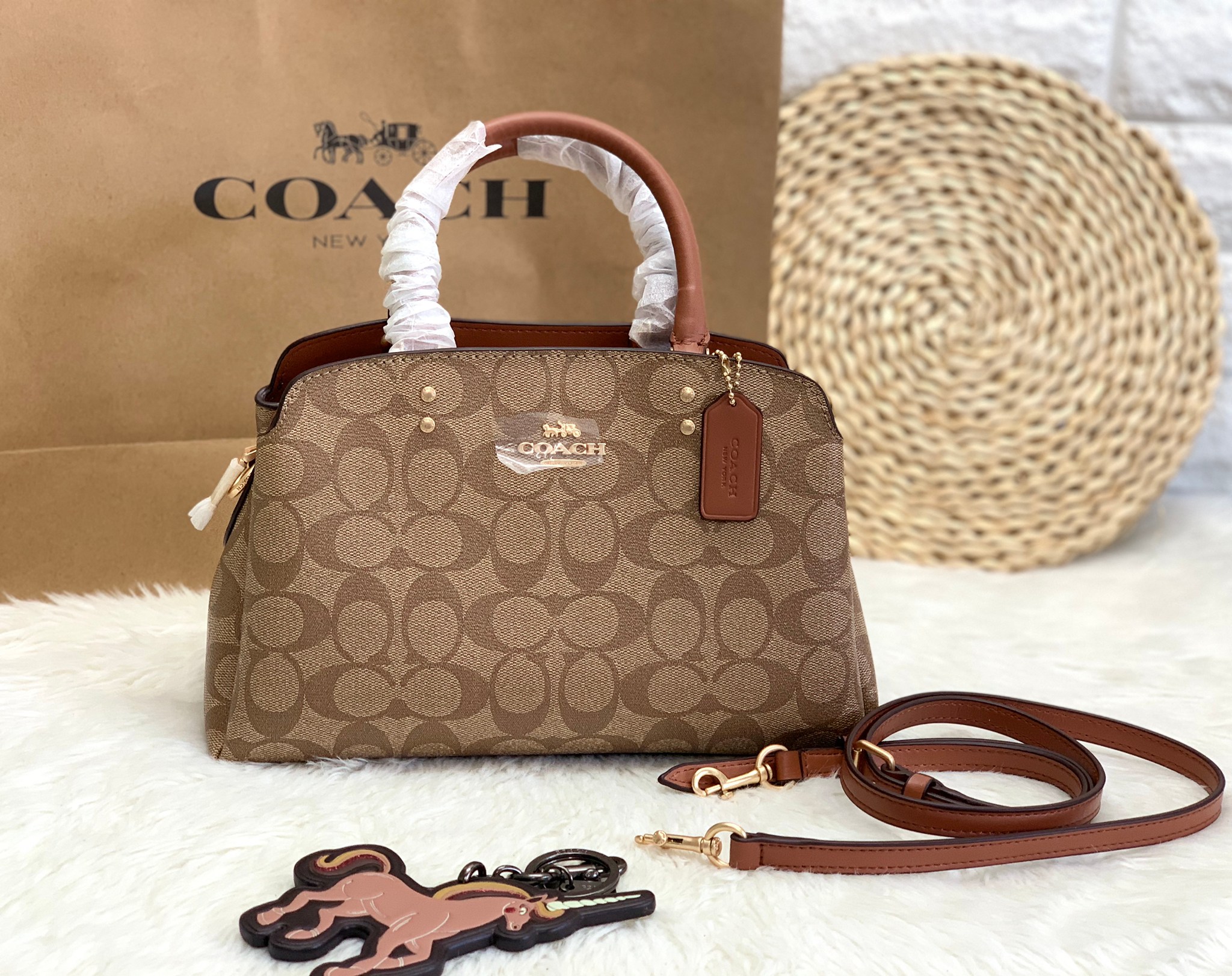 กระเป๋าสะพายไฮโซแบรนด์เนมโค้ชทรงถังสีน้ำตาลลายC ขนาด 10.5 นิ้วCOACH MINI LILLIE CARRYALL IN SIGNATURE CANVAS ((91494))
